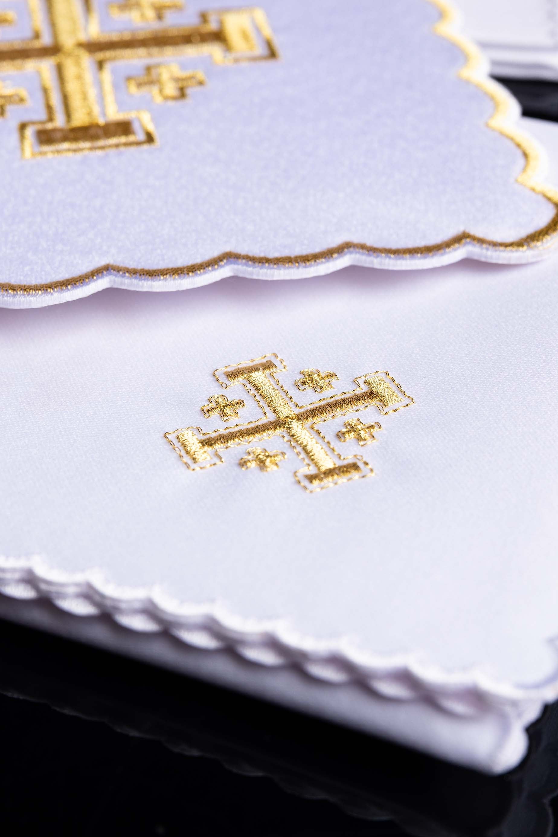 Servicio de altar con Cruz de Jerusalén bordada