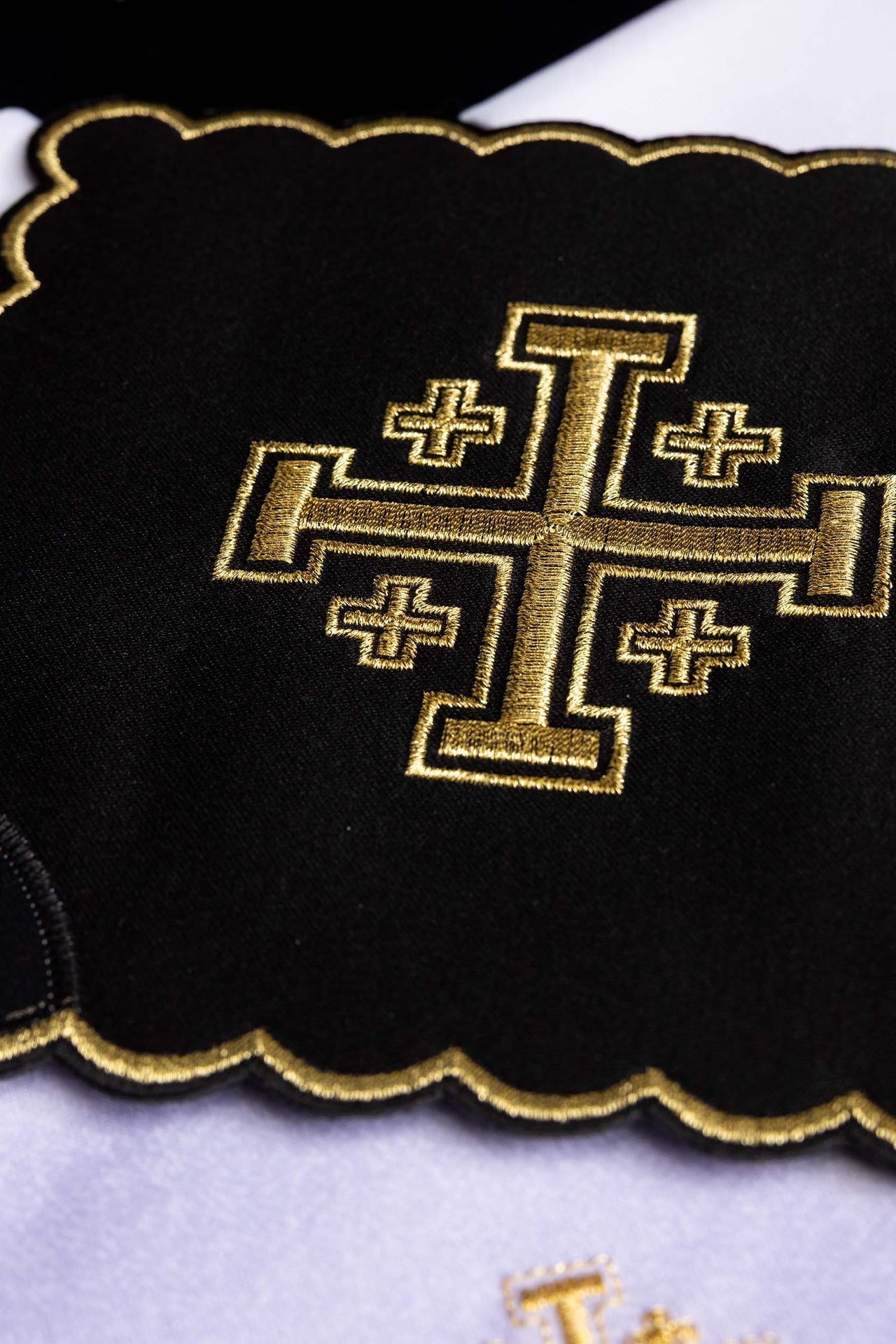 Servicio de altar negro con bordado de la Cruz de Jerusalén