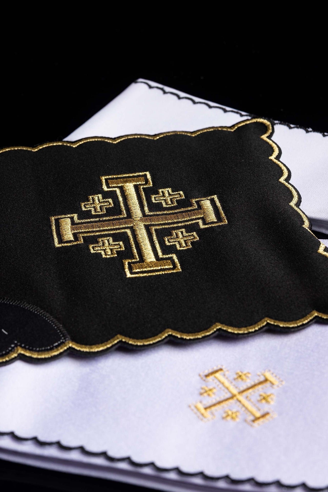 Servicio de altar negro con bordado de la Cruz de Jerusalén