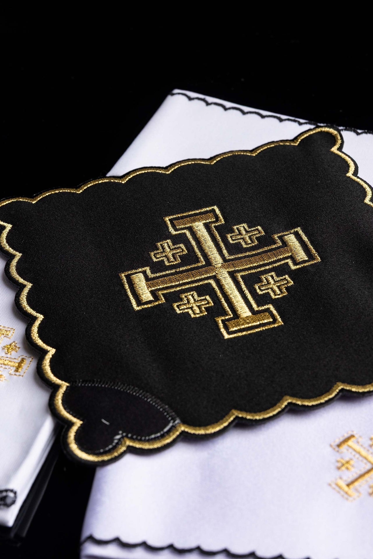 Servicio de altar negro con bordado de la Cruz de Jerusalén