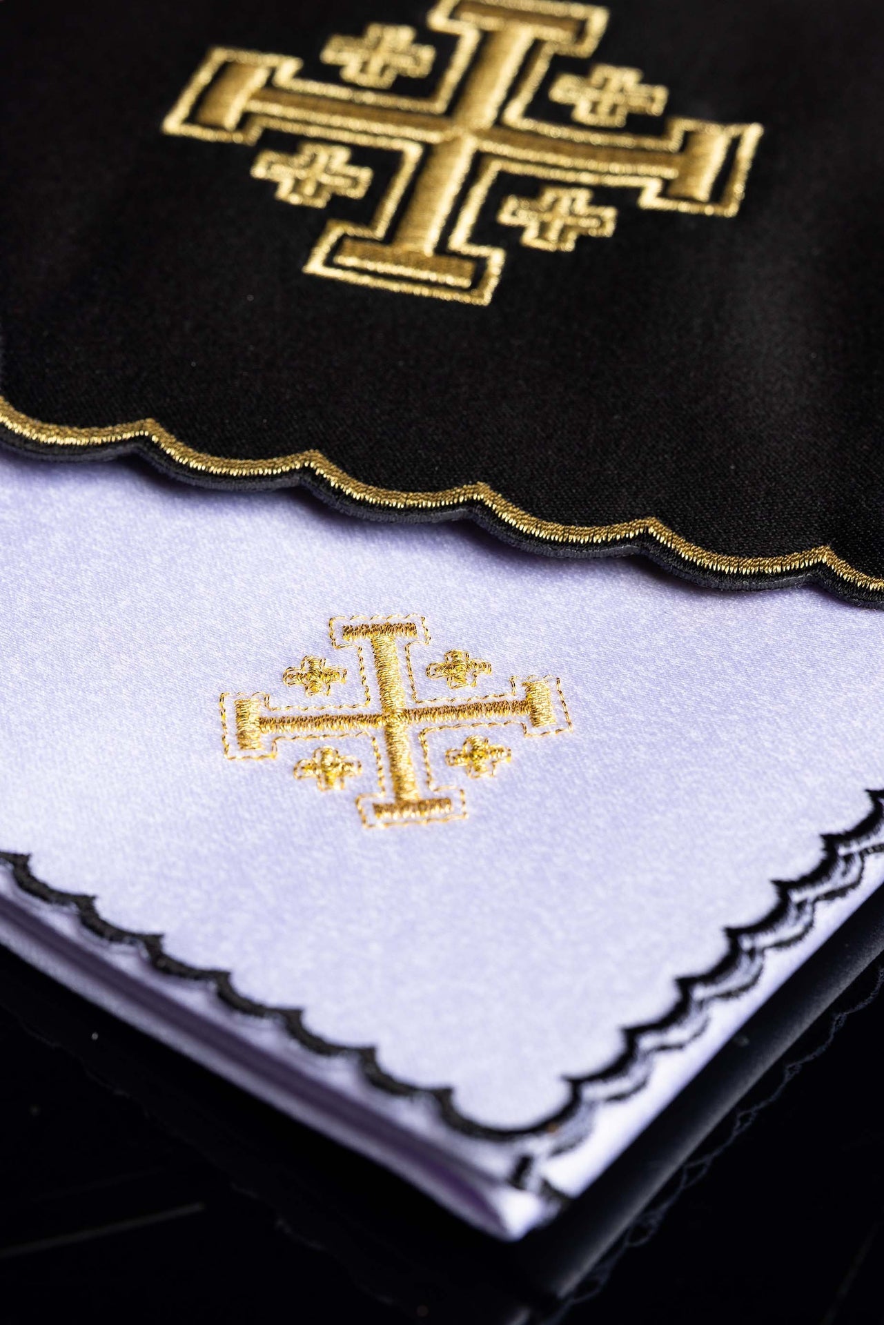 Servicio de altar negro con bordado de la Cruz de Jerusalén