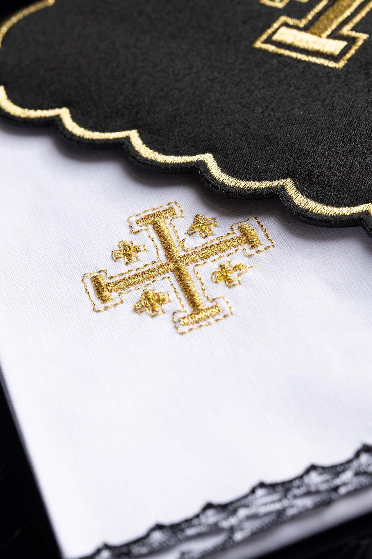 Servicio de altar negro con bordado de la Cruz de Jerusalén