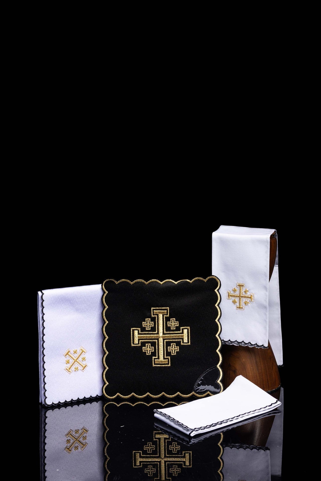 Servicio de altar negro con bordado de la Cruz de Jerusalén