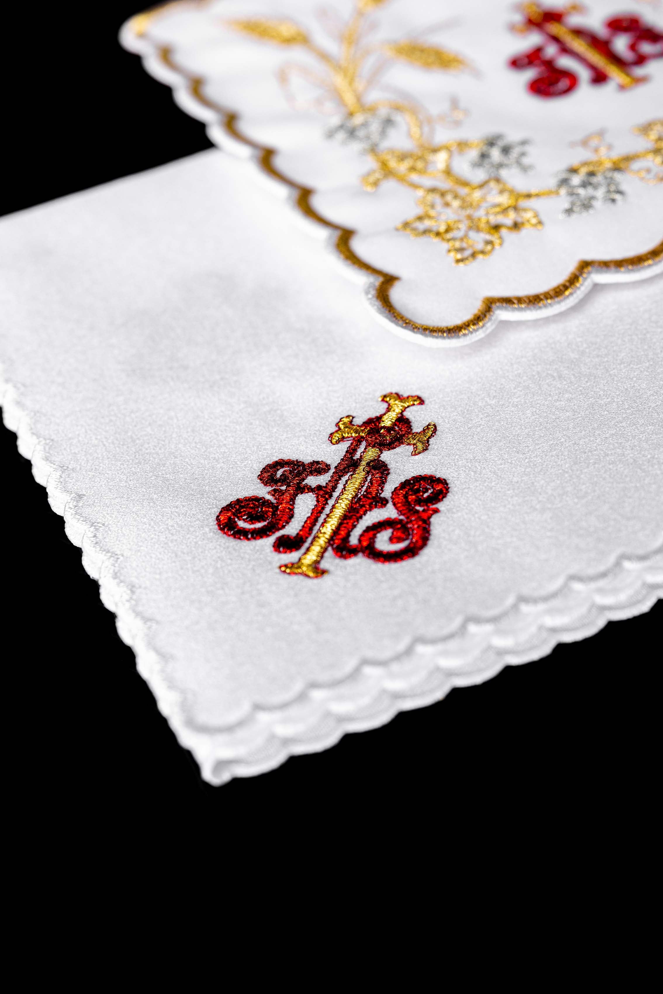 Servicio de altar ricamente decorado con bordado IHS y espigas