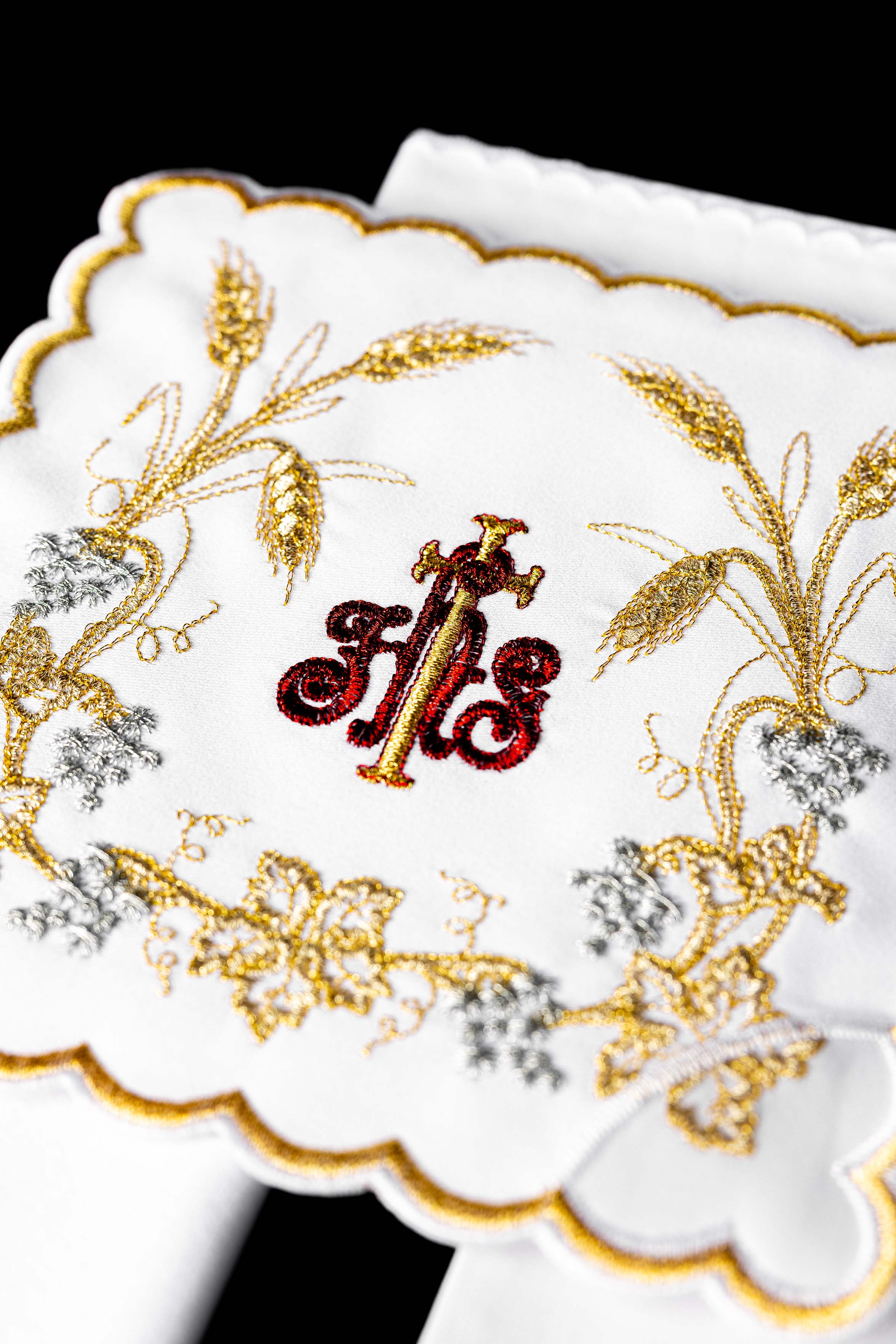 Servicio de altar ricamente decorado con bordado IHS y espigas