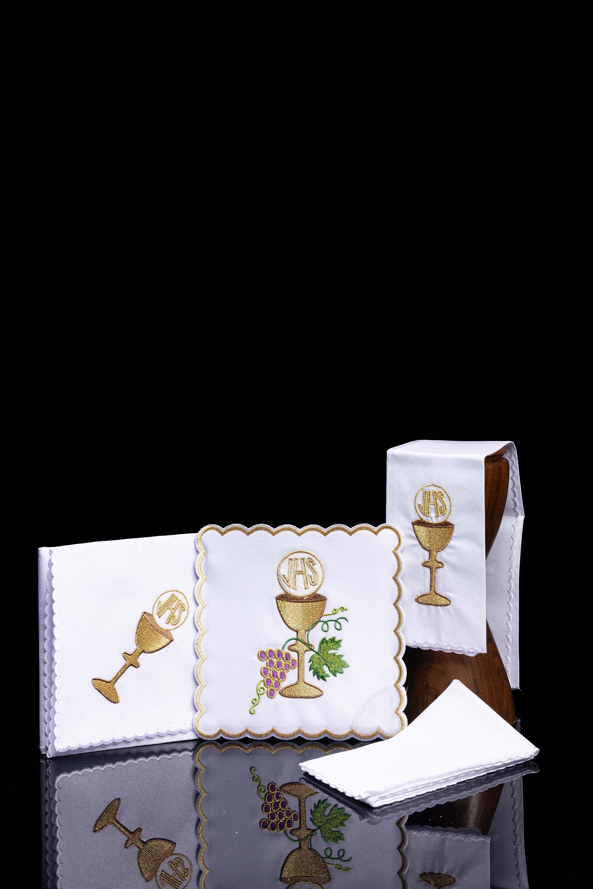 Servicio de altar bordado con motivo de cáliz