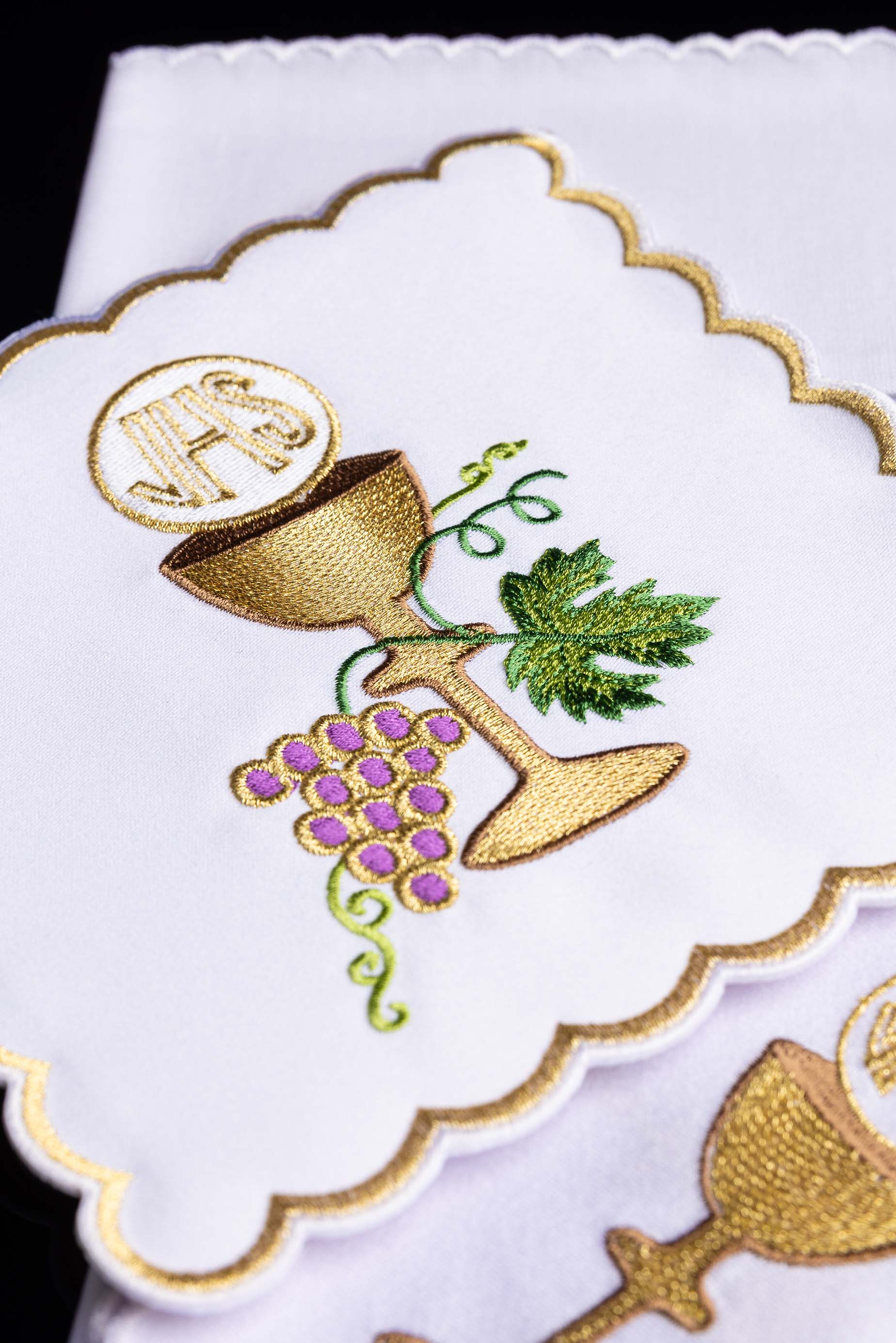 Servicio de altar bordado con motivo de cáliz