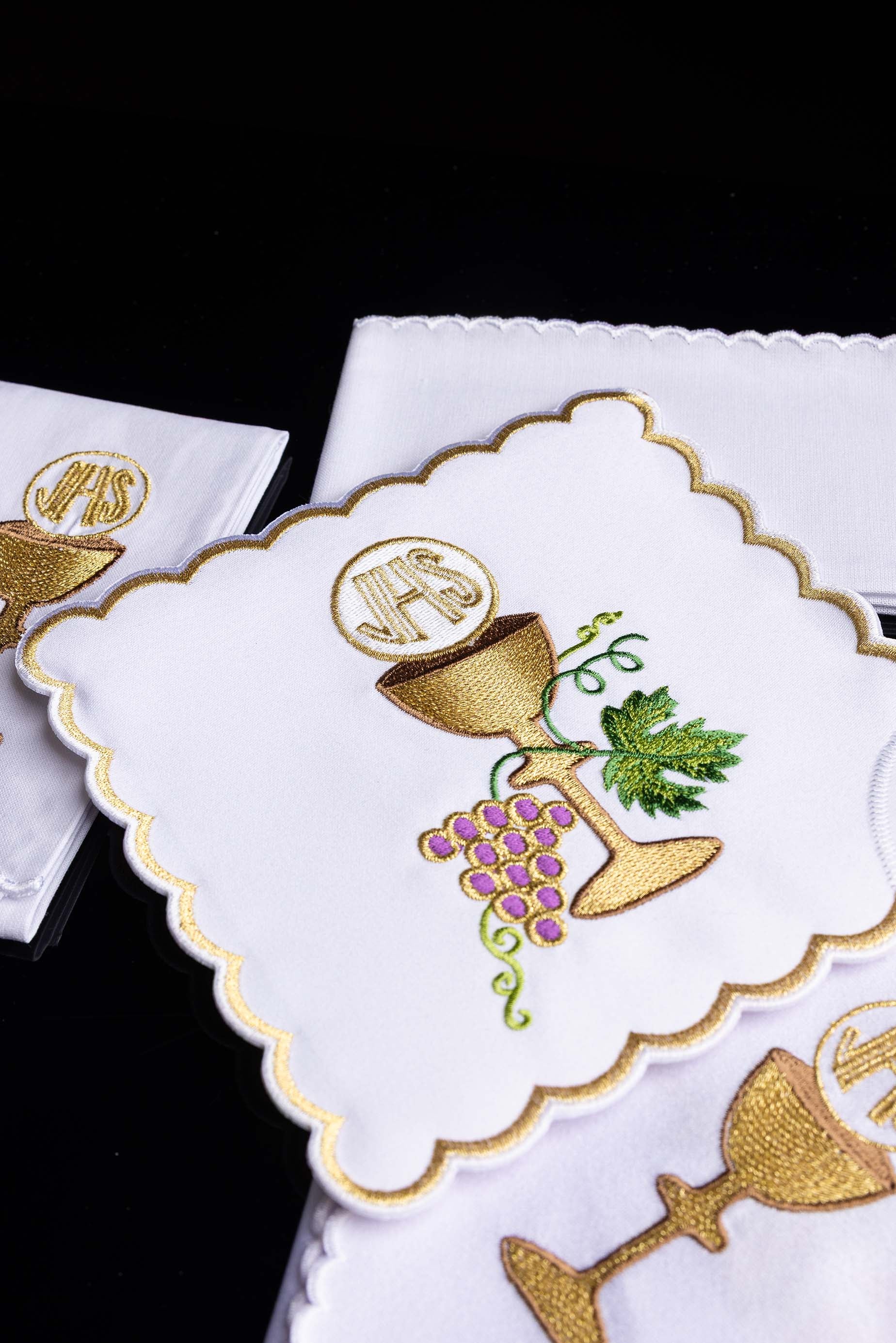 Servicio de altar bordado con motivo de cáliz