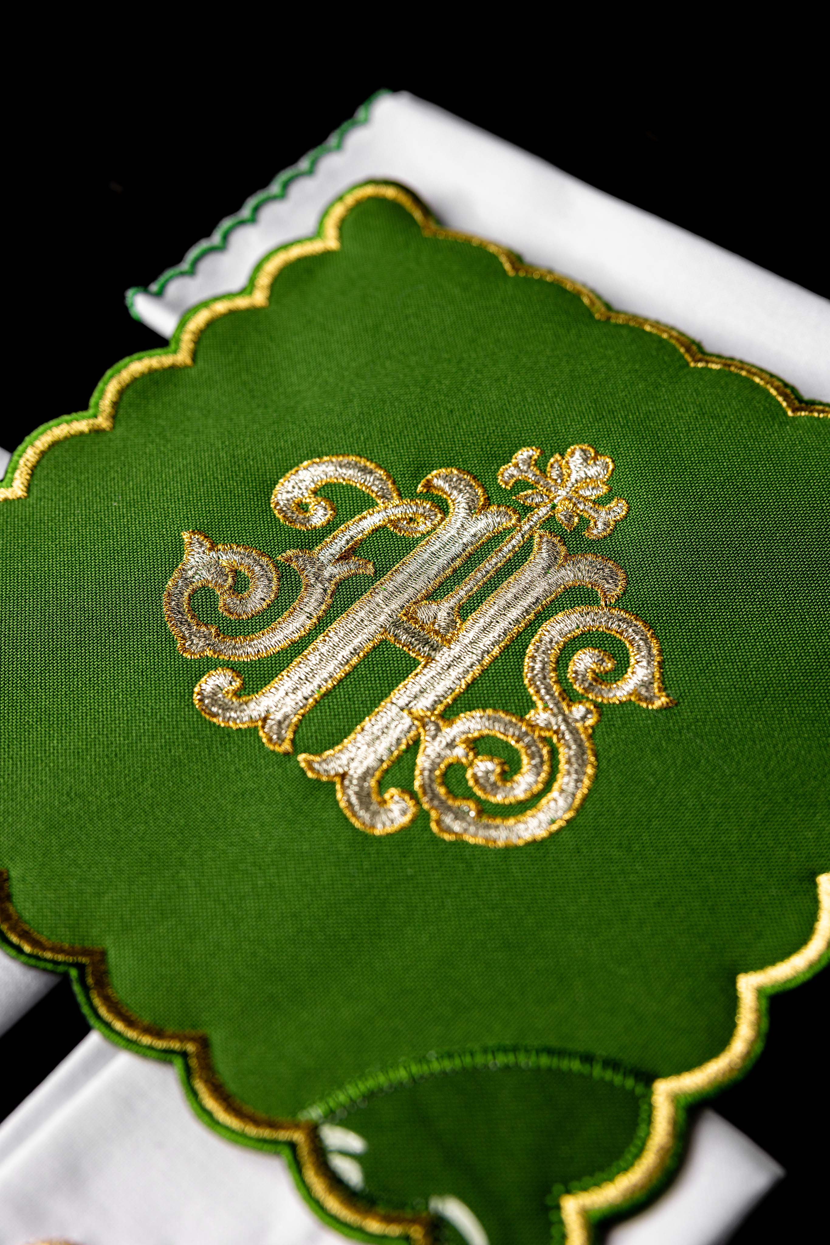 Servicio de altar bordado IHS, palia verde