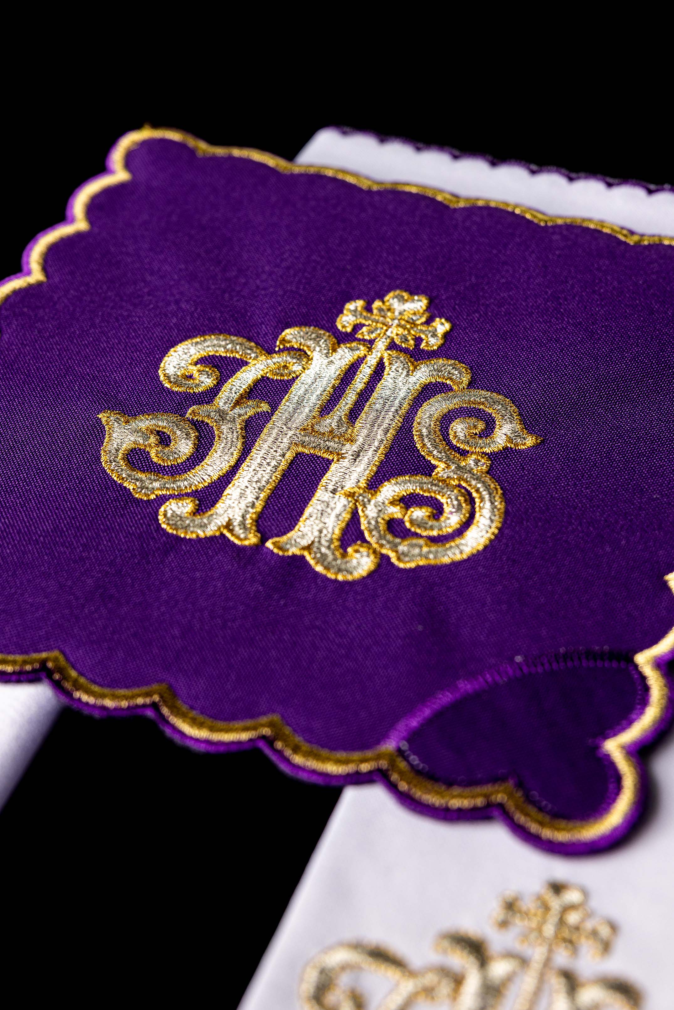 Servicio de altar bordado IHS palia morada