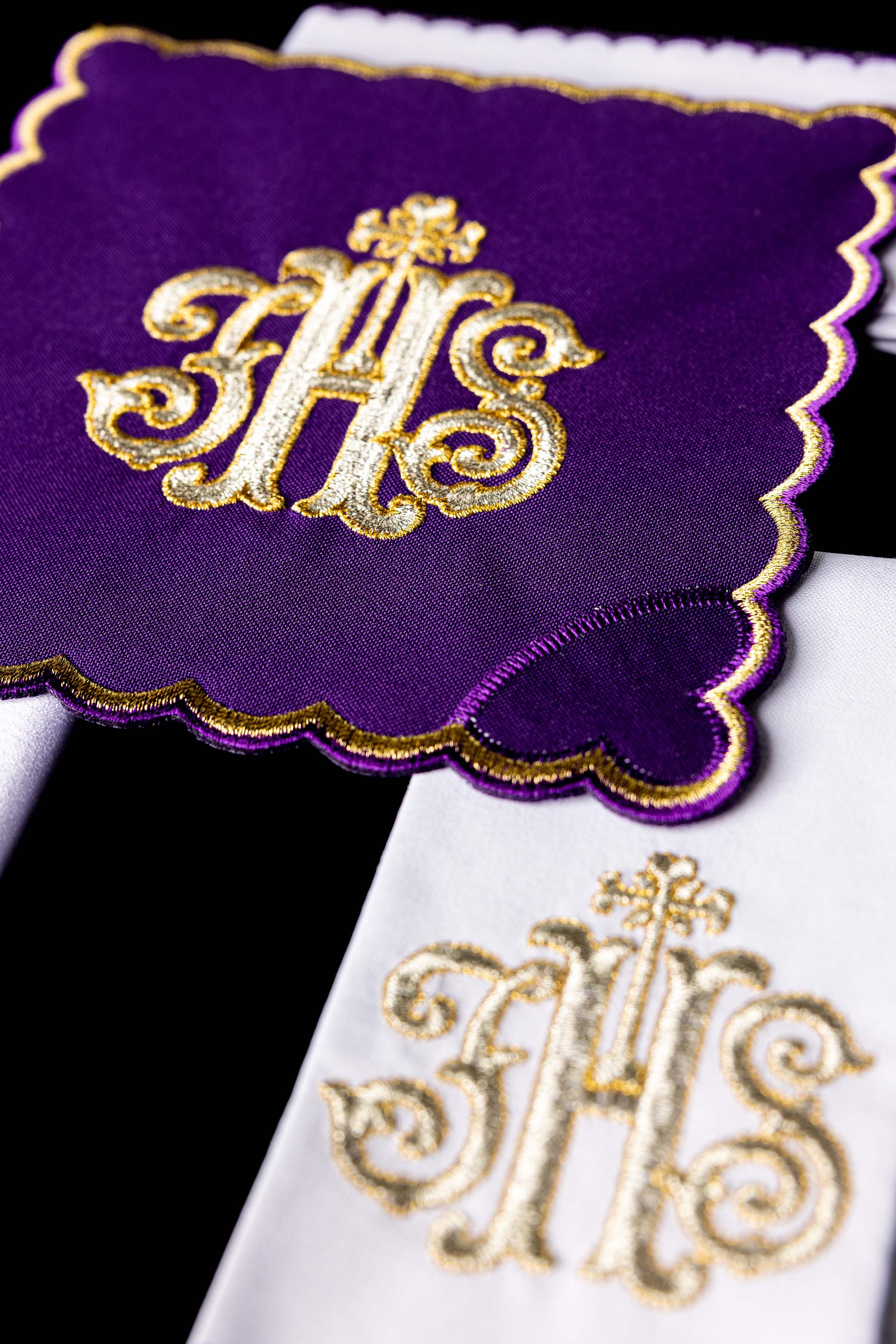 Servicio de altar bordado IHS palia morada