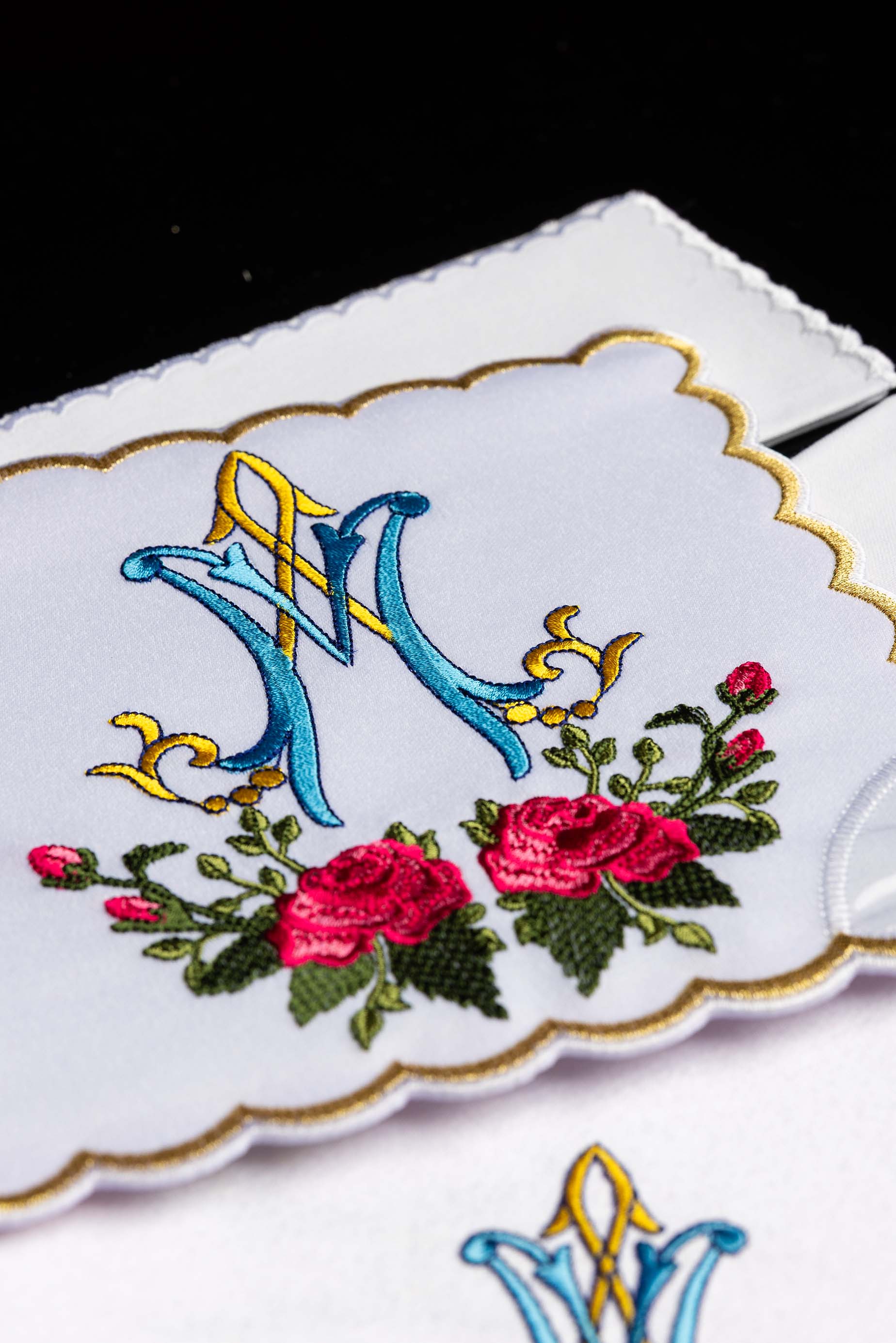 Servicio de altar con bordado Mariano colorido