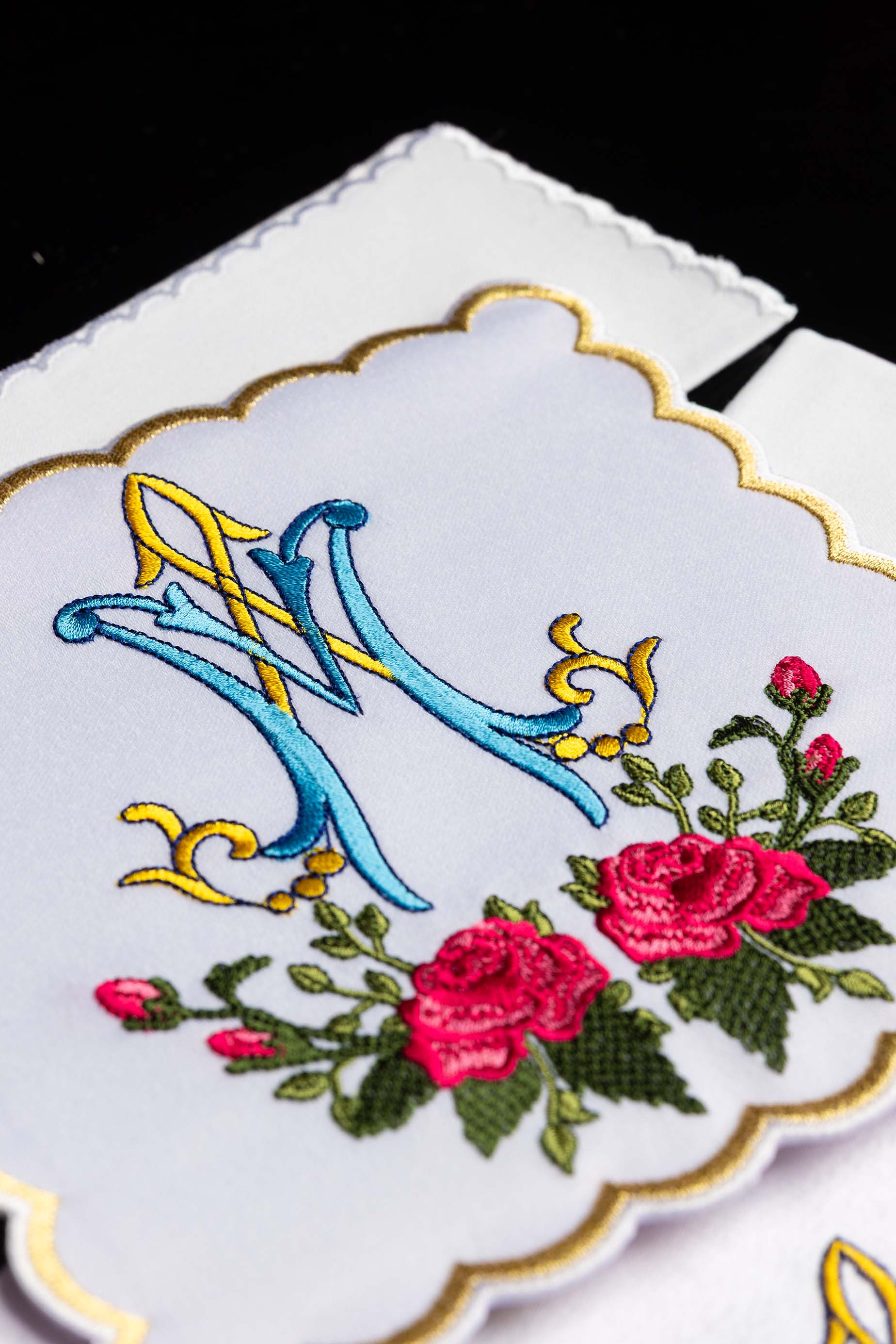 Servicio de altar con bordado Mariano colorido