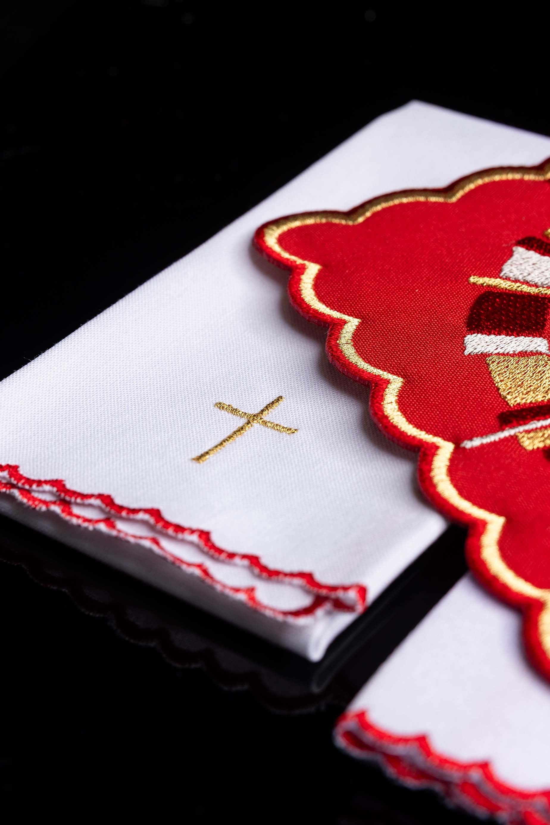 Servicio de altar rojo con bordado del Espíritu Santo