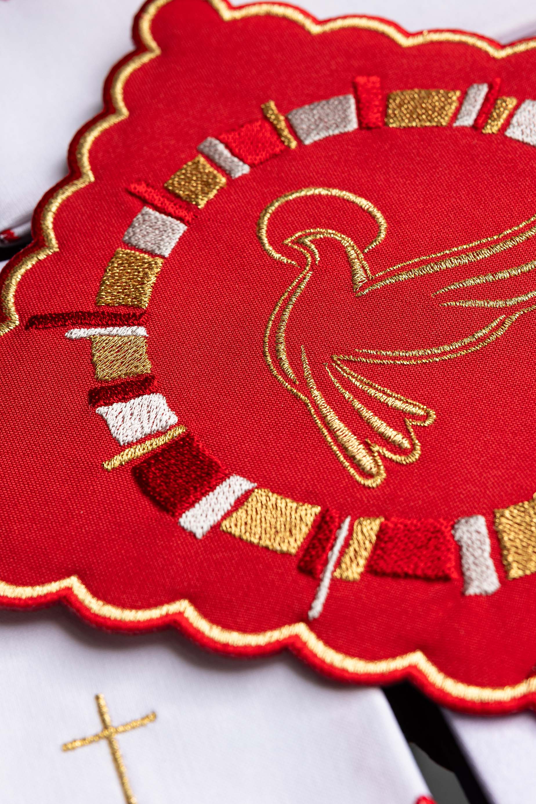 Servicio de altar rojo con bordado del Espíritu Santo
