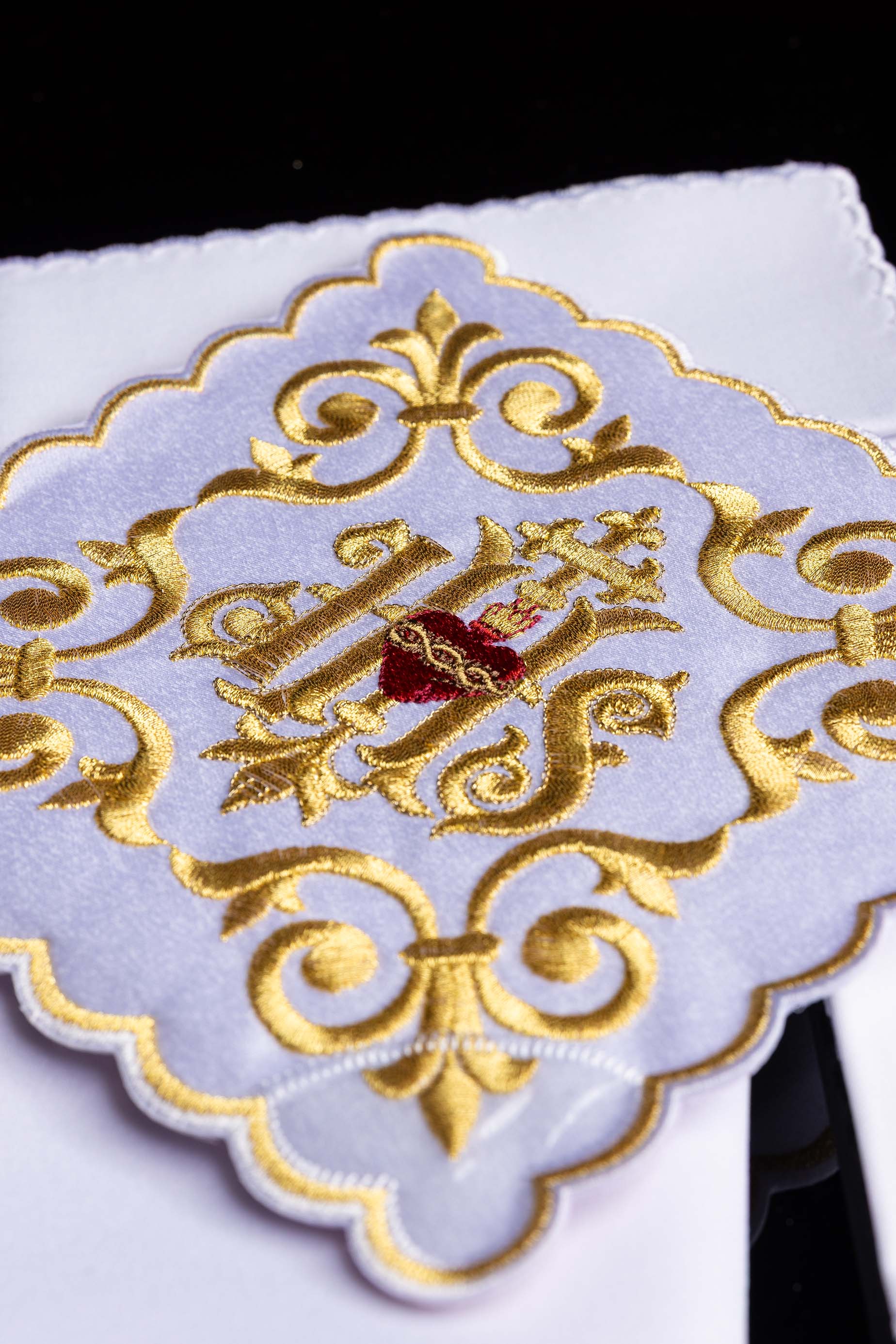 Servicio de altar ricamente decorado IHS