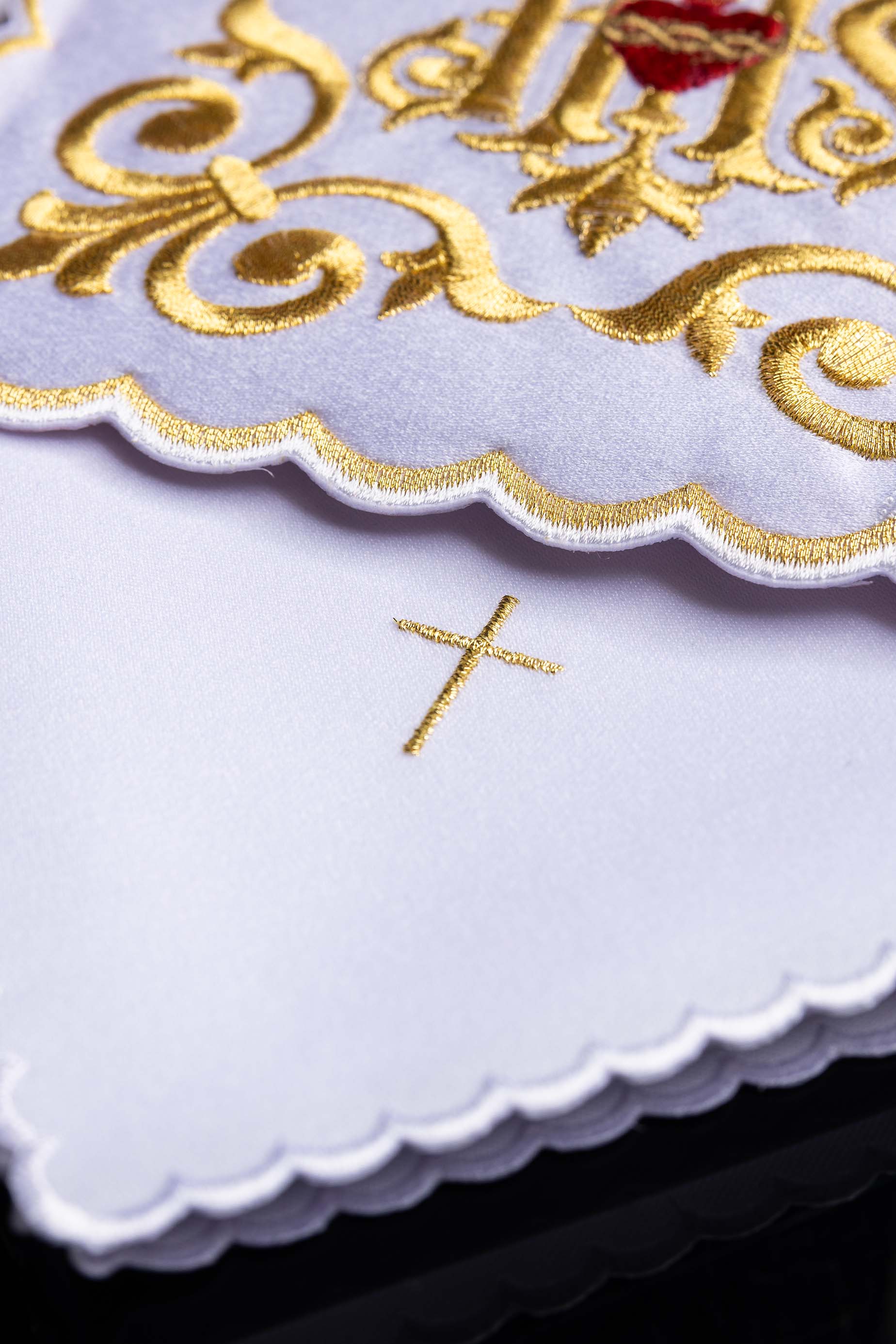 Servicio de altar ricamente decorado IHS