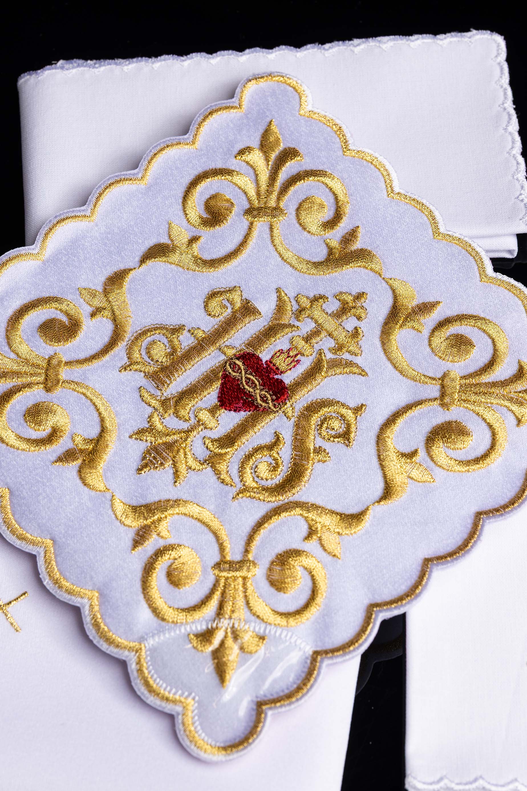 Servicio de altar ricamente decorado IHS