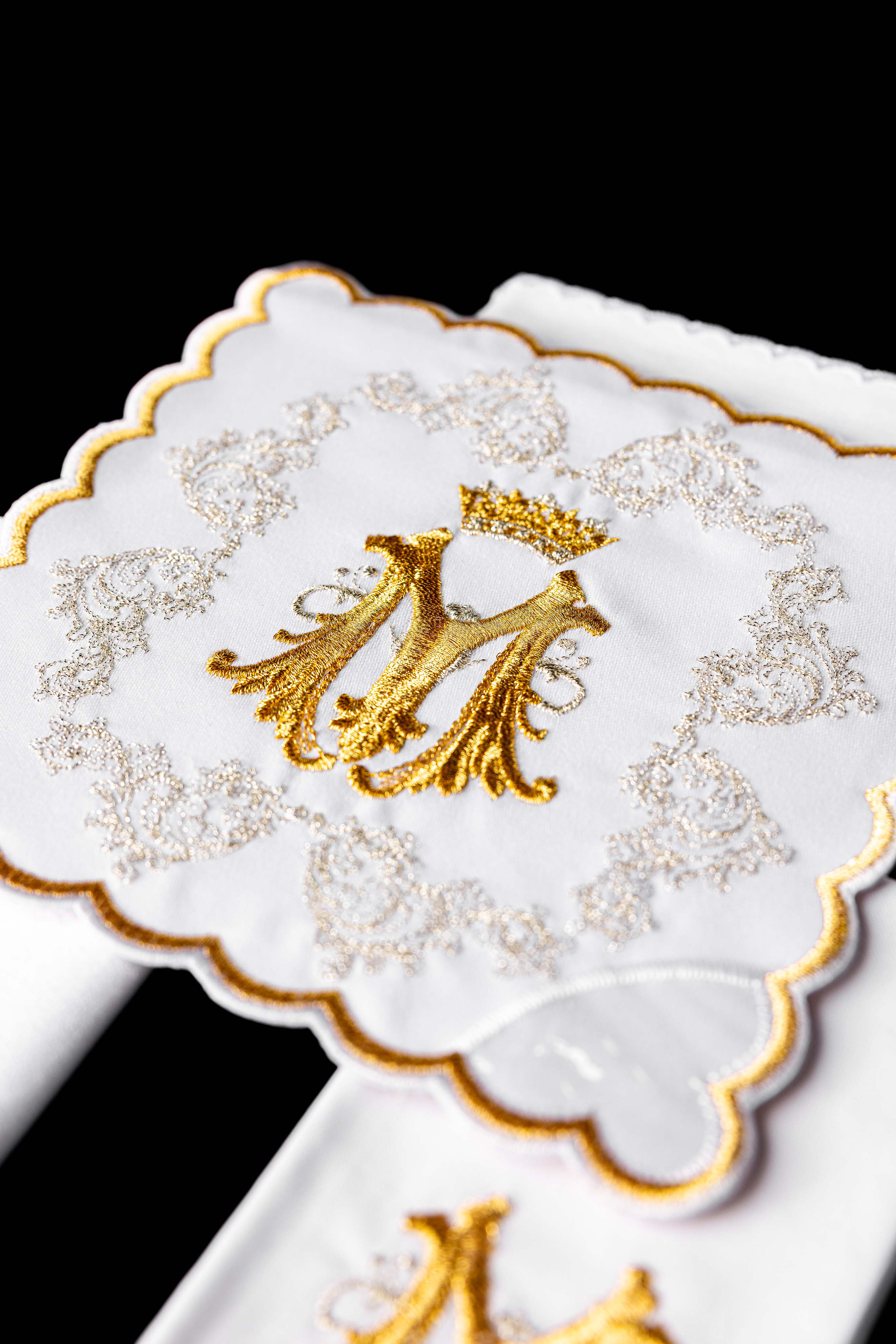 Servicio de altar dorado con bordado mariano