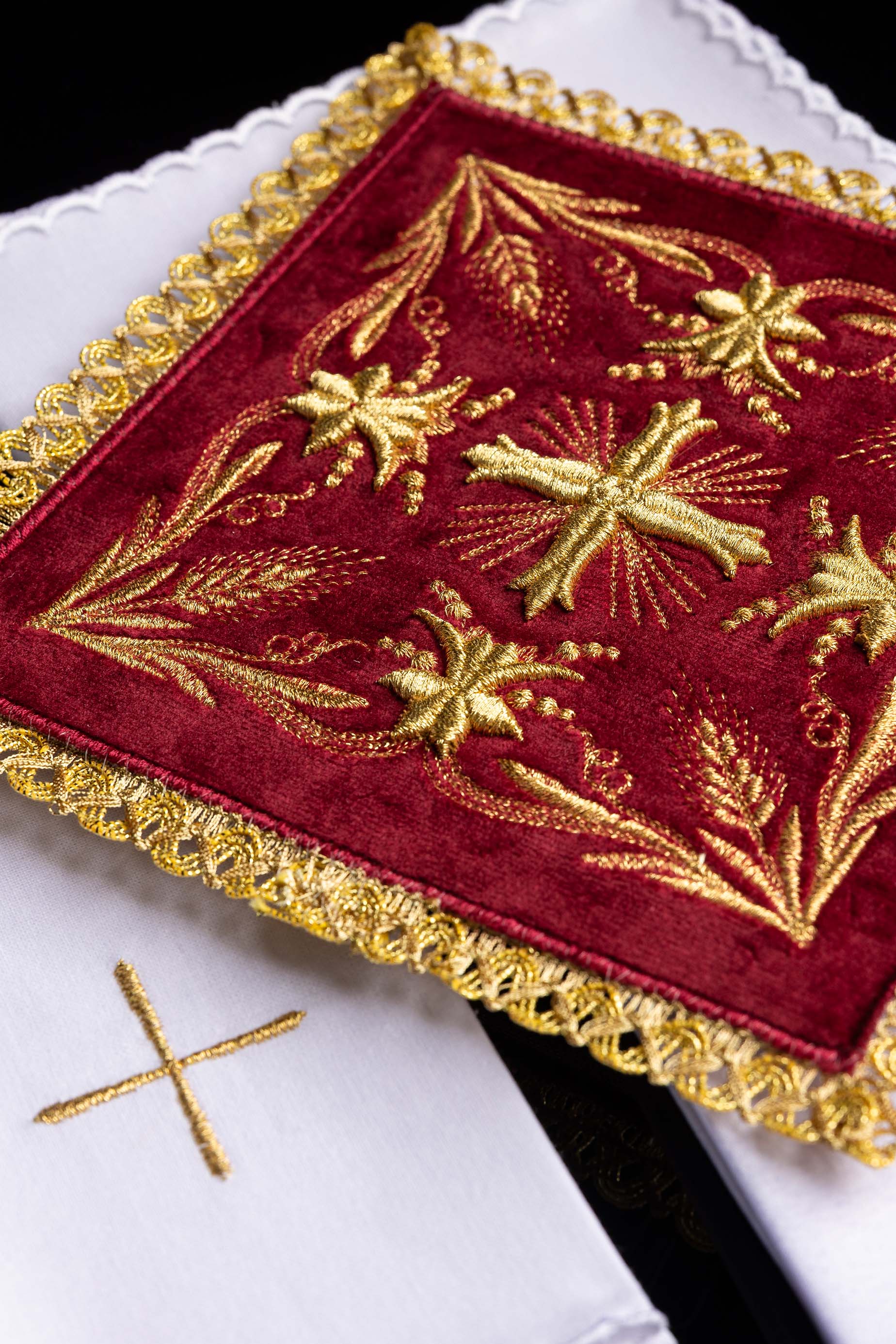 Servicio de altar terciopelo bordado rojo