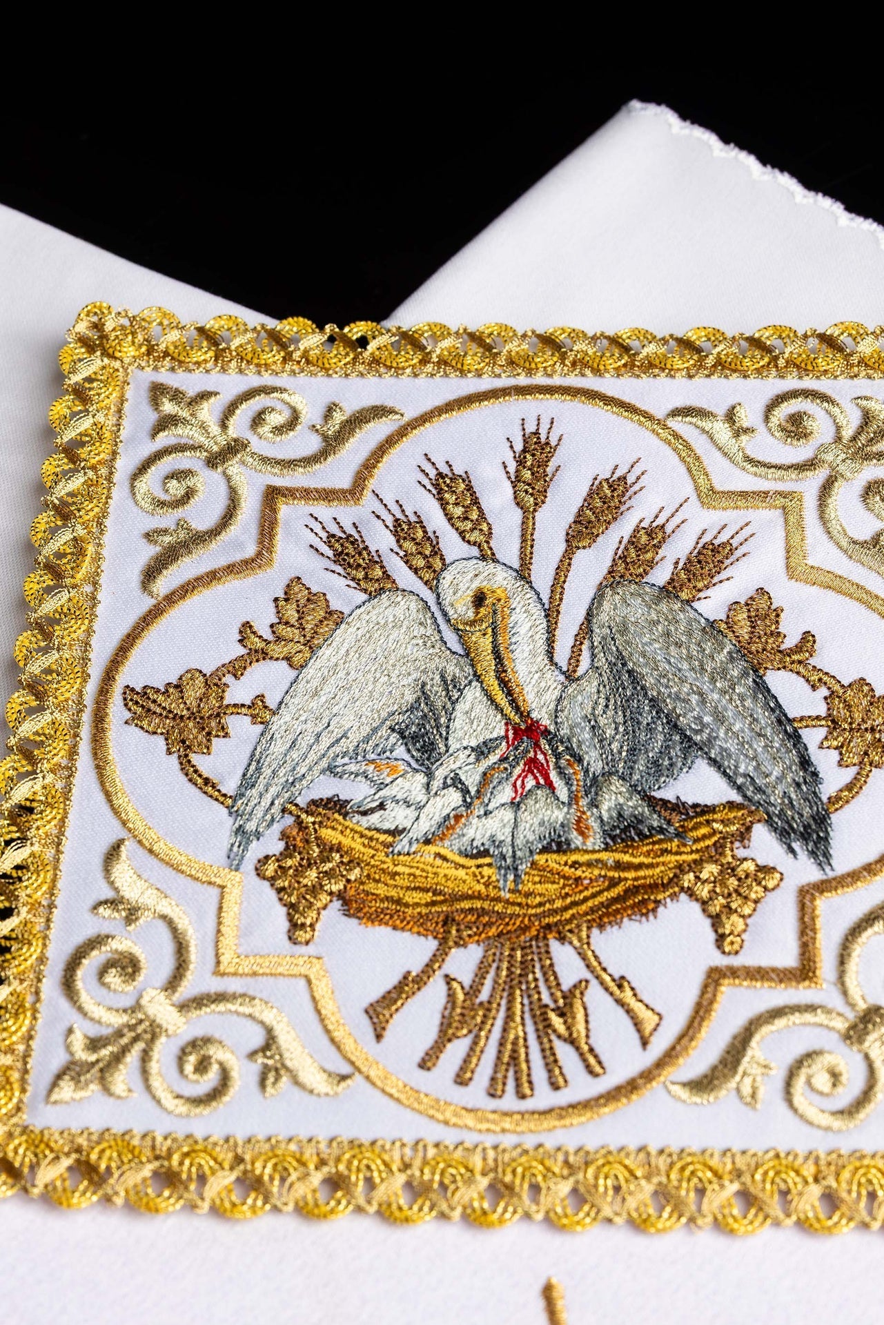 Servicio de altar bordado con la imagen del pelícano