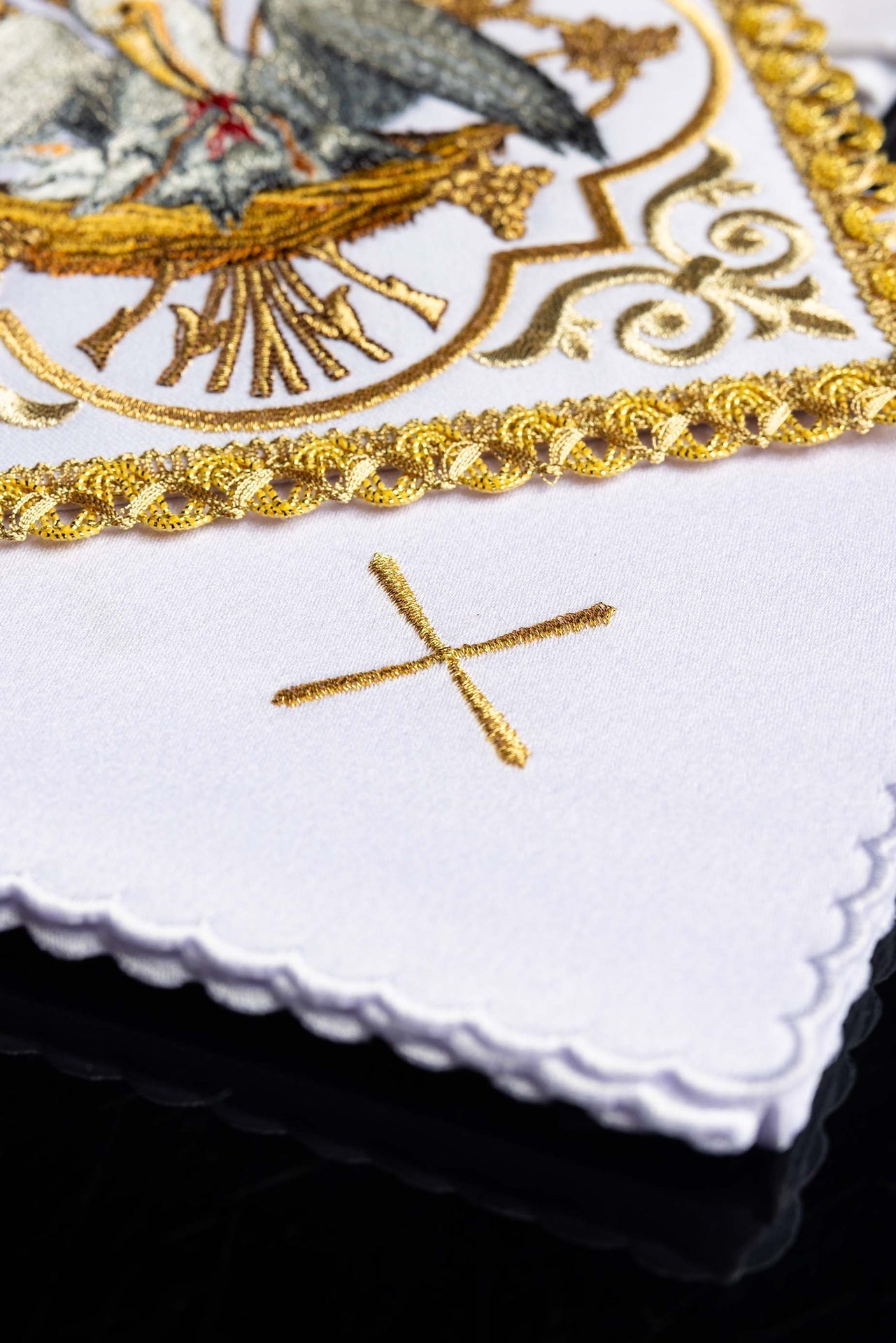 Servicio de altar bordado con la imagen del pelícano
