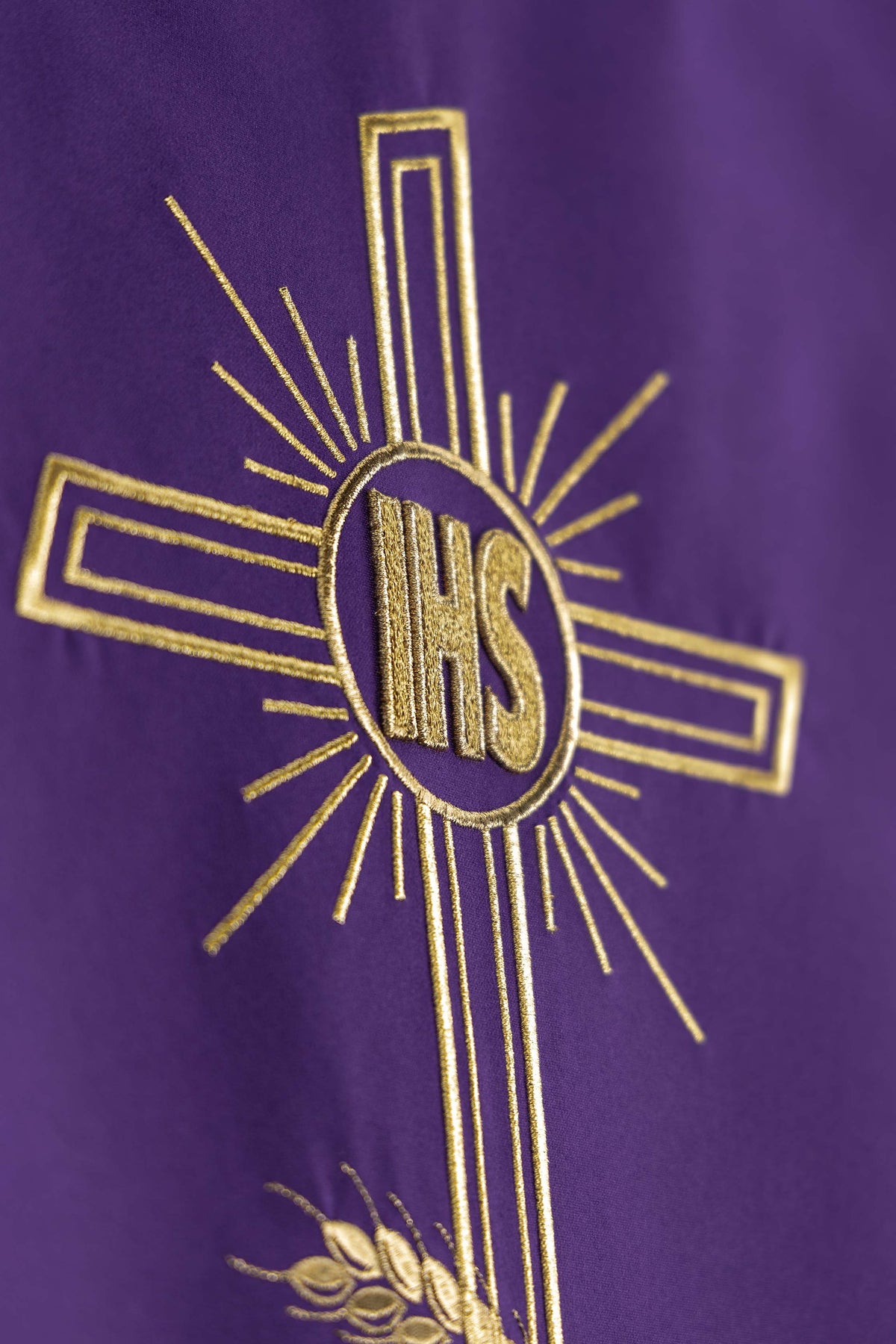 Paño para ambón morado con motivo de cruz bordado