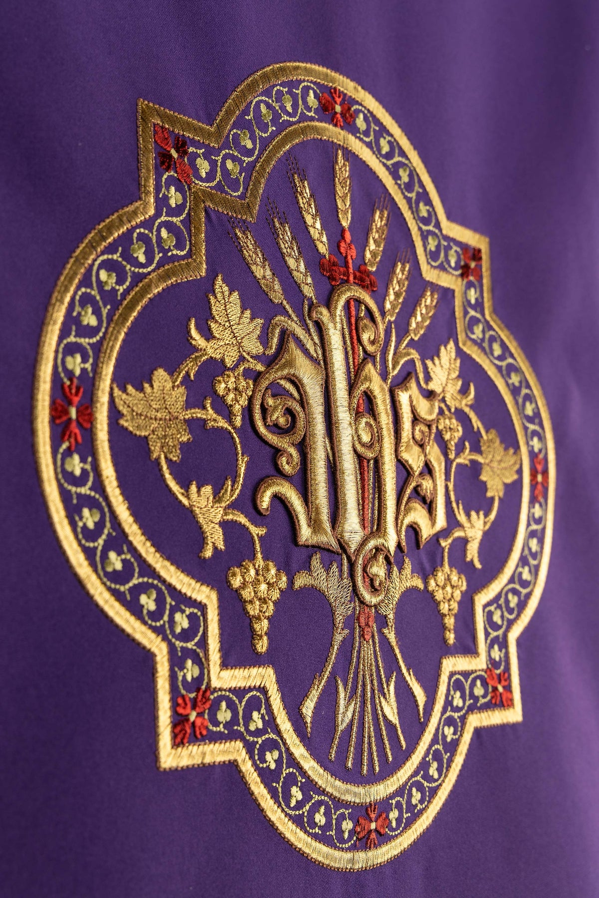 Paño para ambón morado con motivo IHS bordado