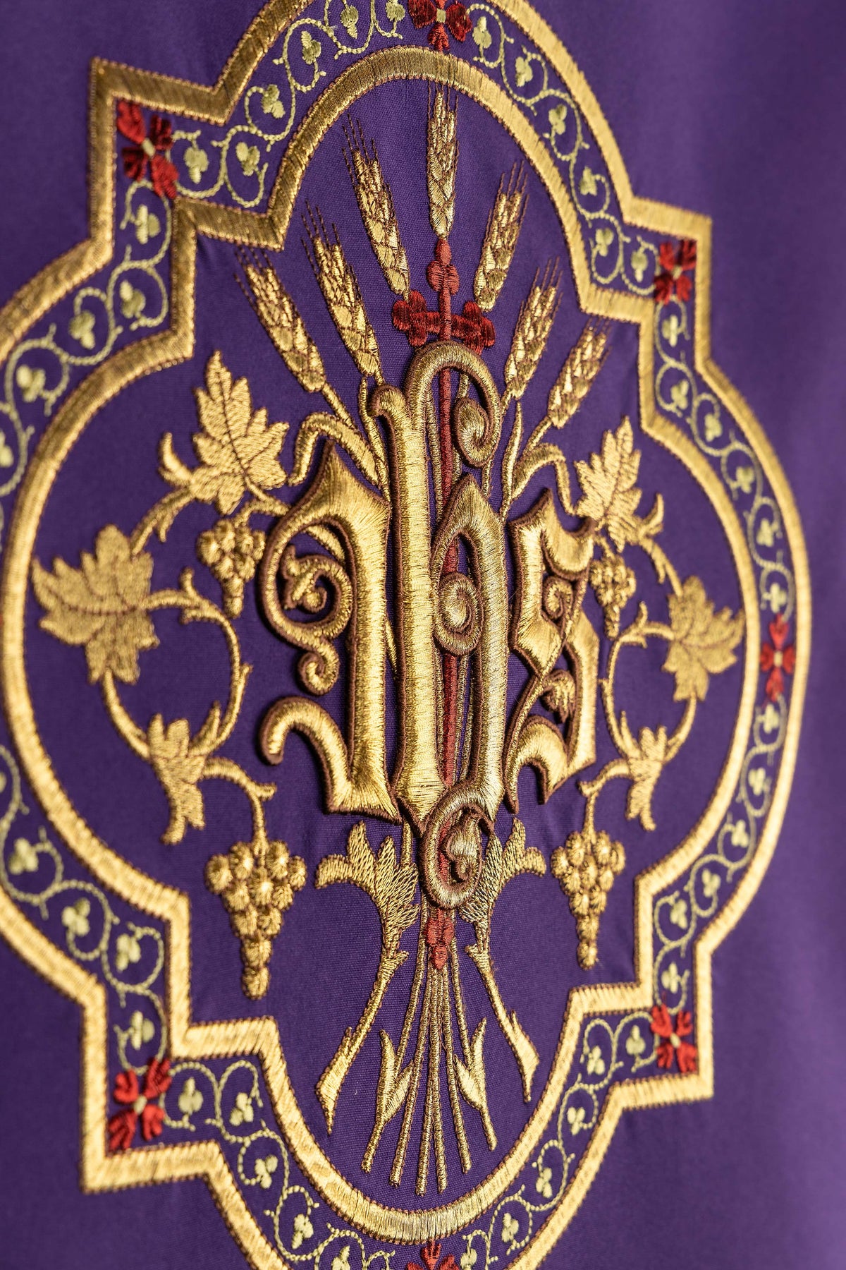 Paño para ambón morado con motivo IHS bordado