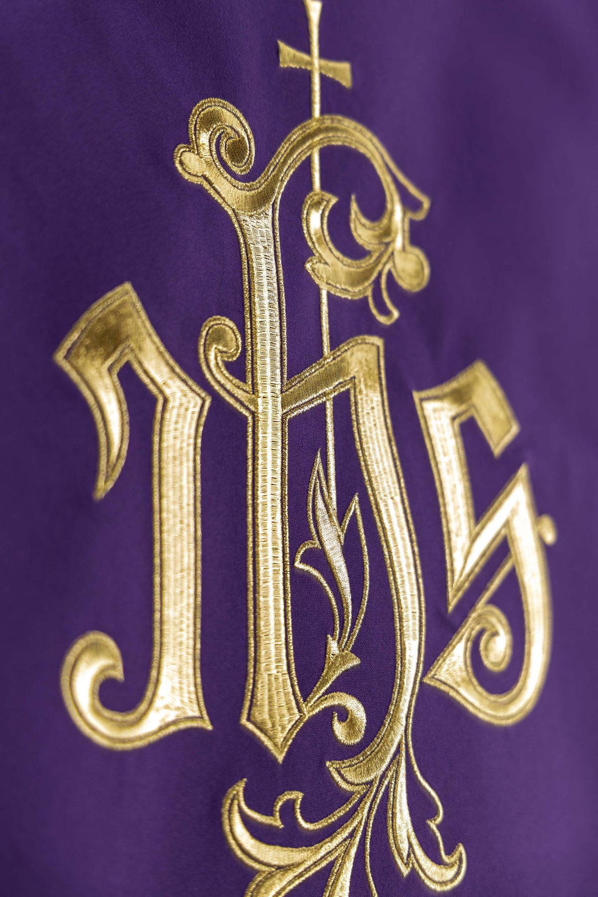 Paño para ambón morado con motivo IHS bordado