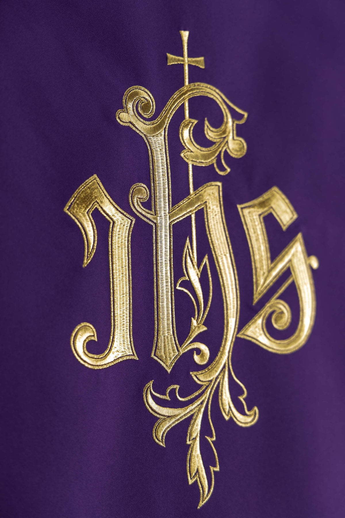 Paño para ambón morado con motivo IHS bordado