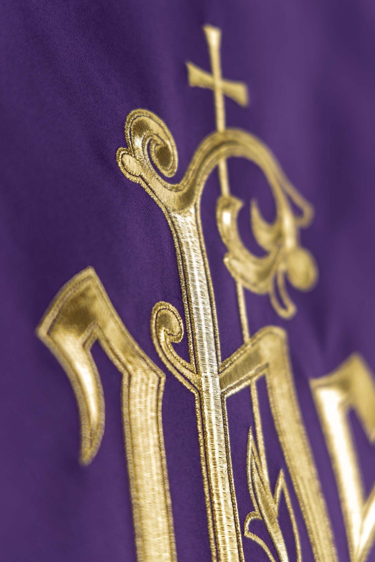 Paño para ambón morado con motivo IHS bordado