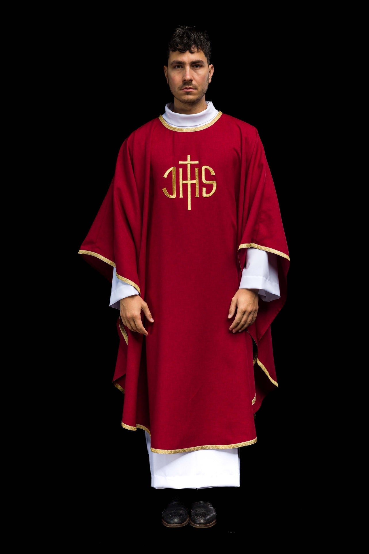 Casulla litúrgica roja con bordado dorado IHS