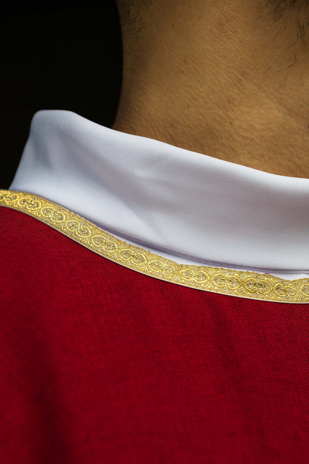 Casulla litúrgica roja con bordado dorado IHS