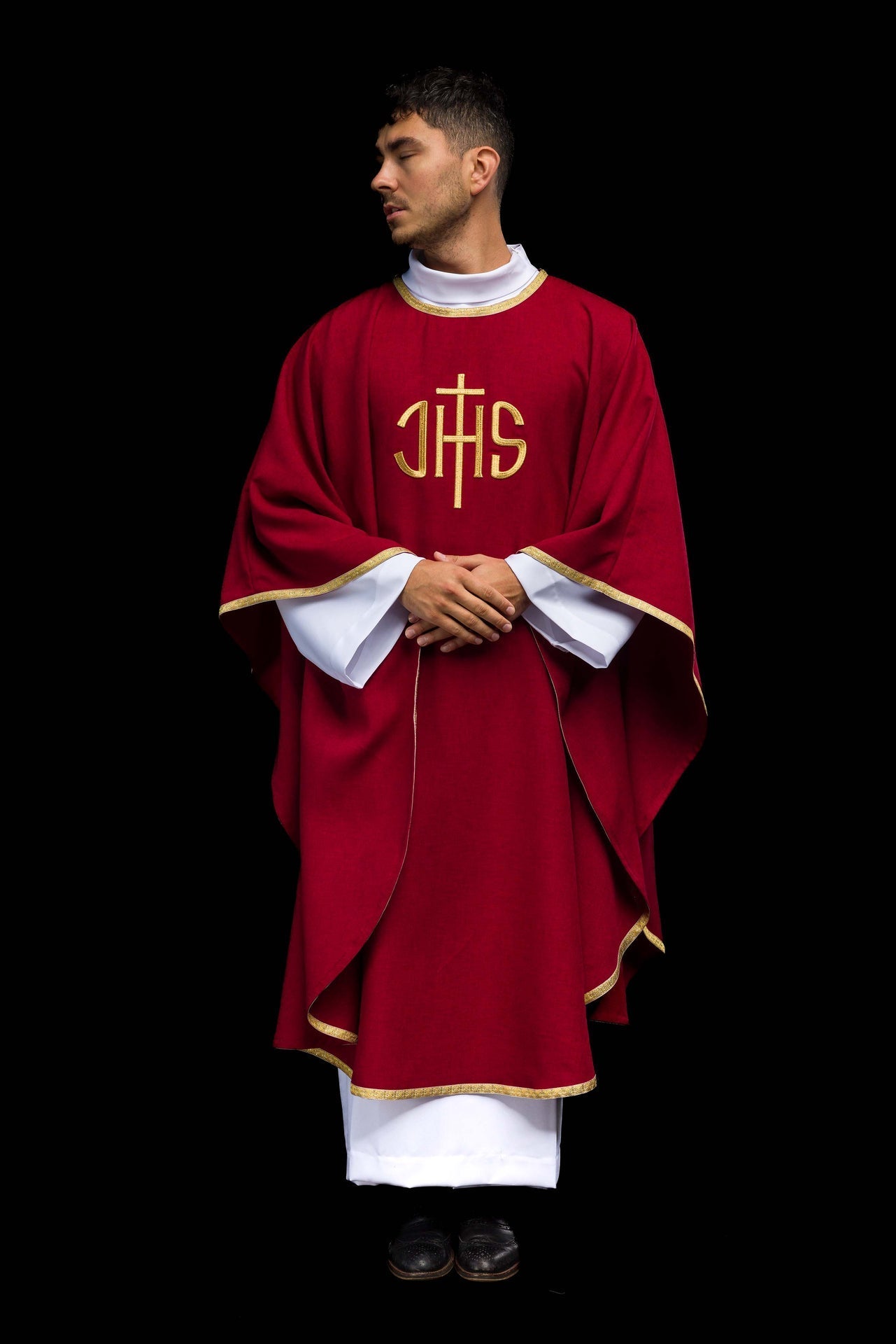 Casulla litúrgica roja con bordado dorado IHS