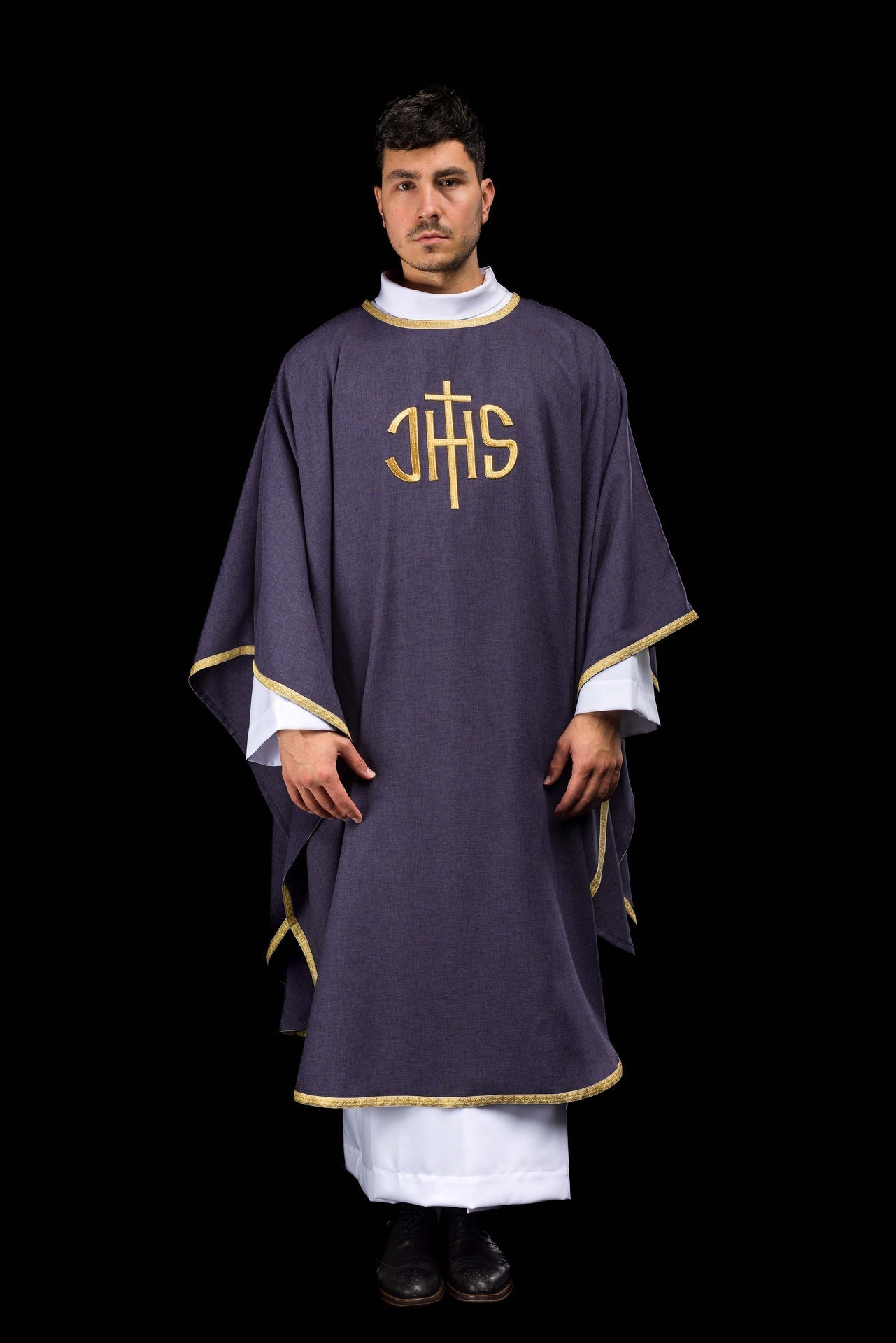Casulla litúrgica morada con bordado dorado IHS