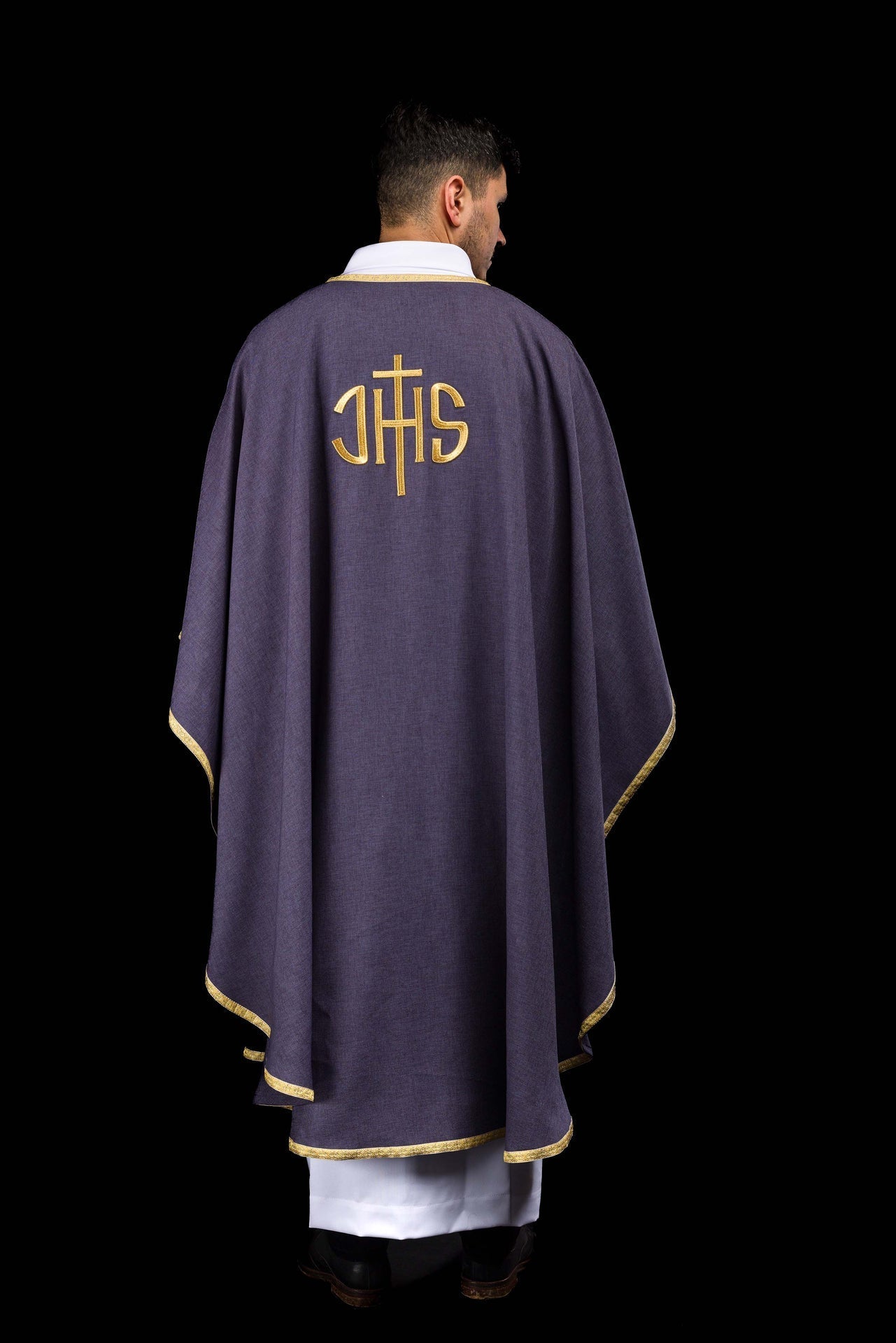 Casulla litúrgica morada con bordado dorado IHS