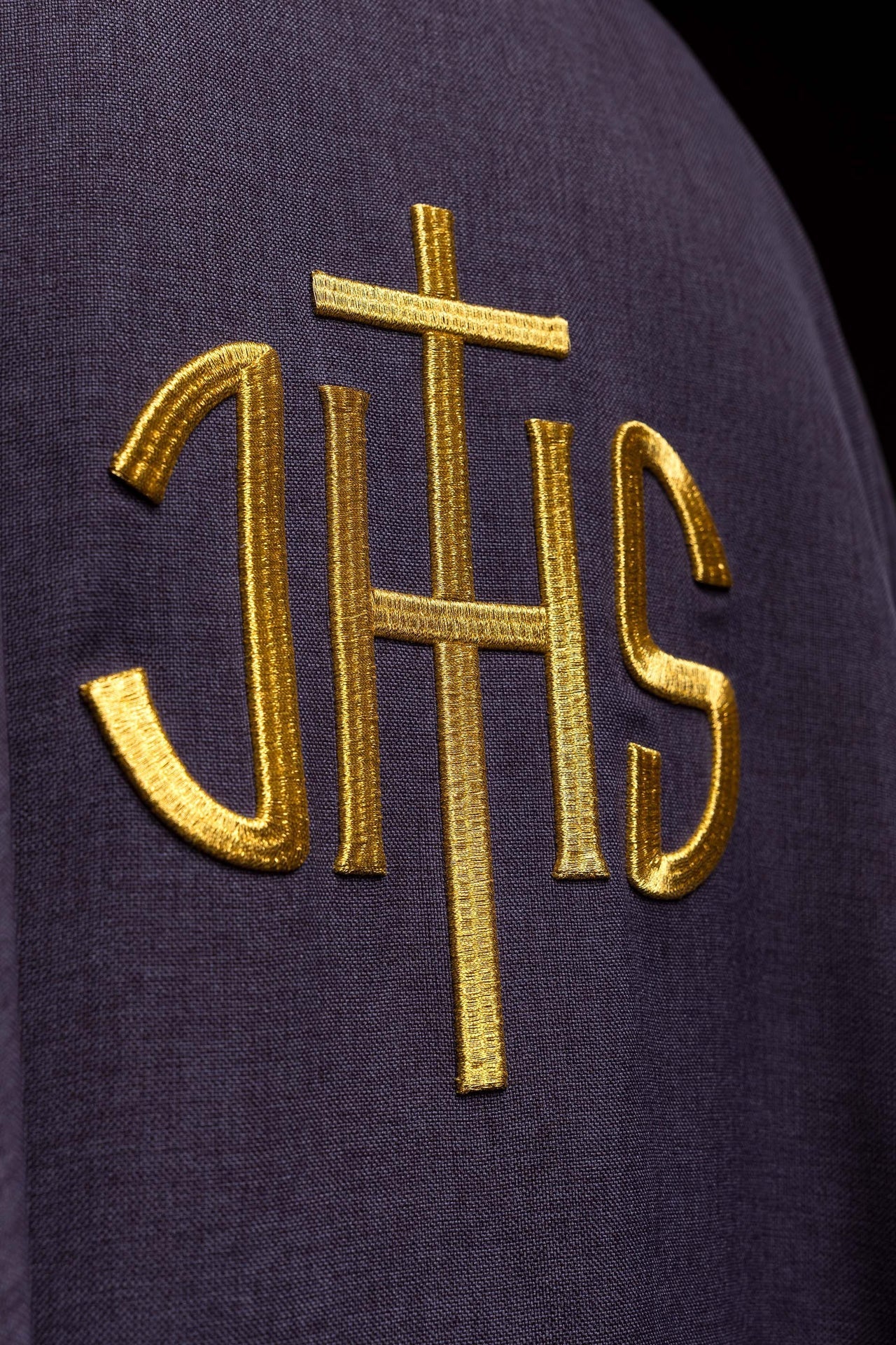 Casulla litúrgica morada con bordado dorado IHS