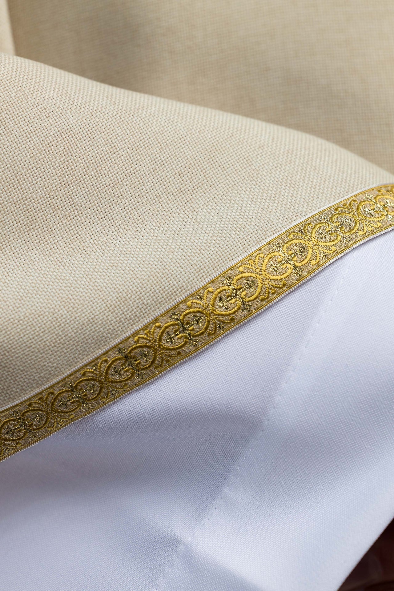 Casulla litúrgica color marfil con bordado dorado IHS