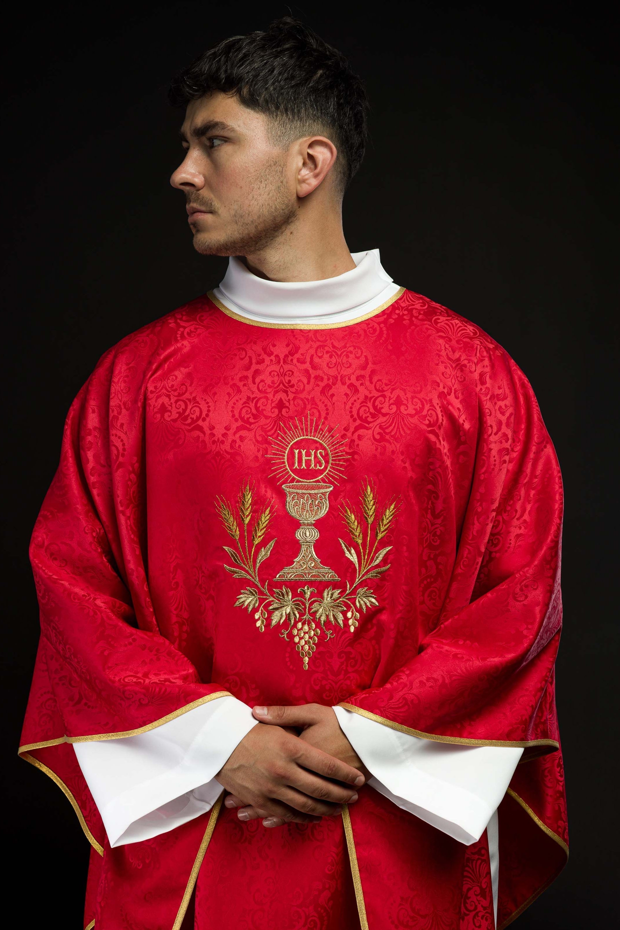 Casulla litúrgica roja con bordado de cáliz y hostia en tejido jacquard