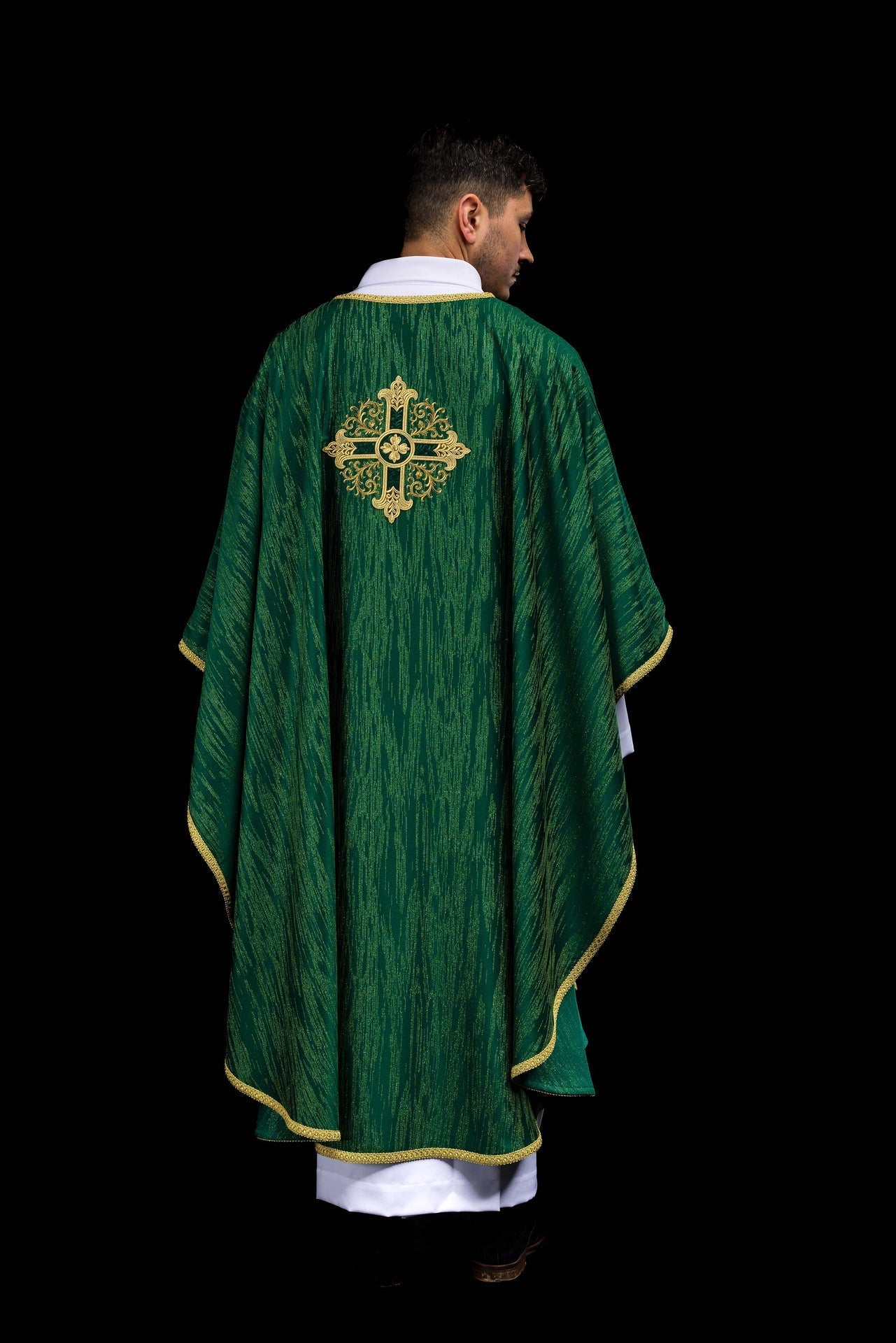 Casulla verde con motivo de cruz bordada en tejido decorativo