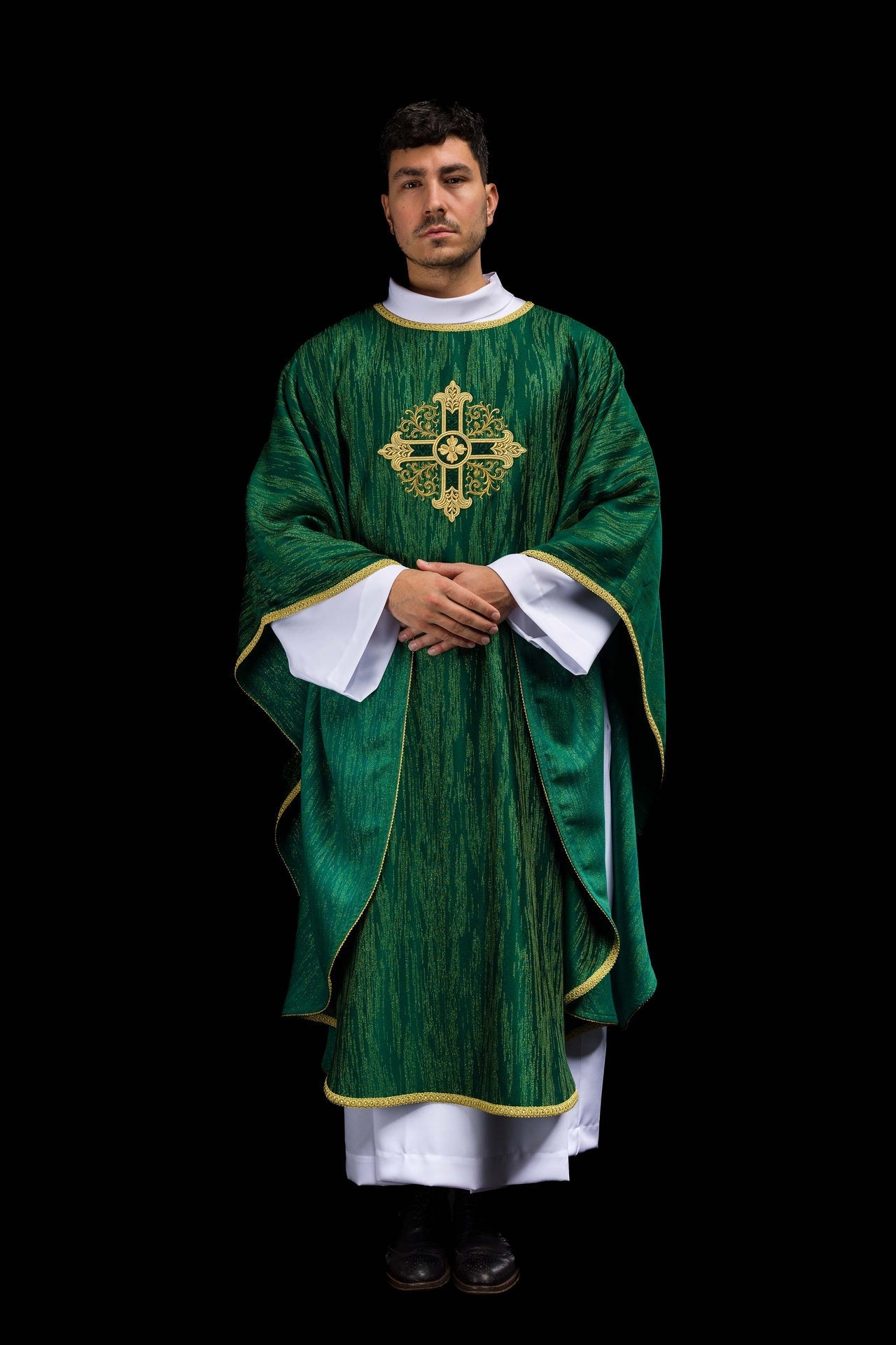 Casulla verde con motivo de cruz bordada en tejido decorativo