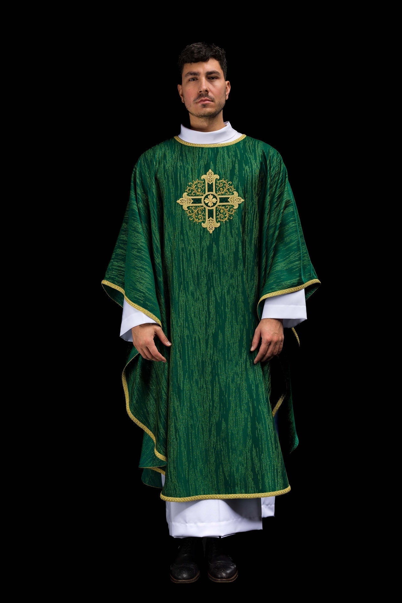 Casulla verde con motivo de cruz bordada en tejido decorativo