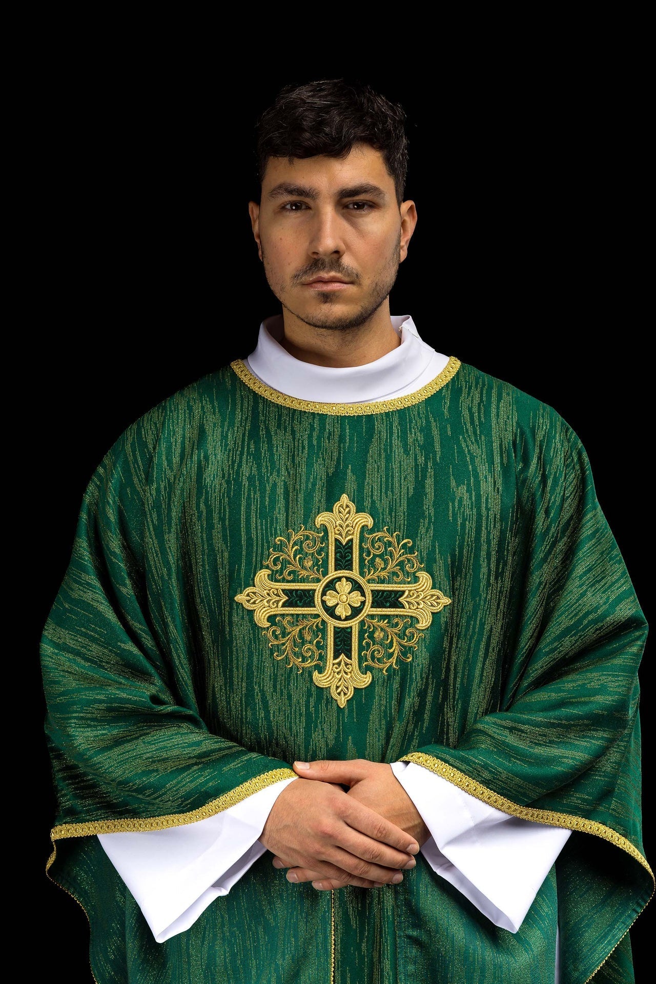 Casulla verde con motivo de cruz bordada en tejido decorativo