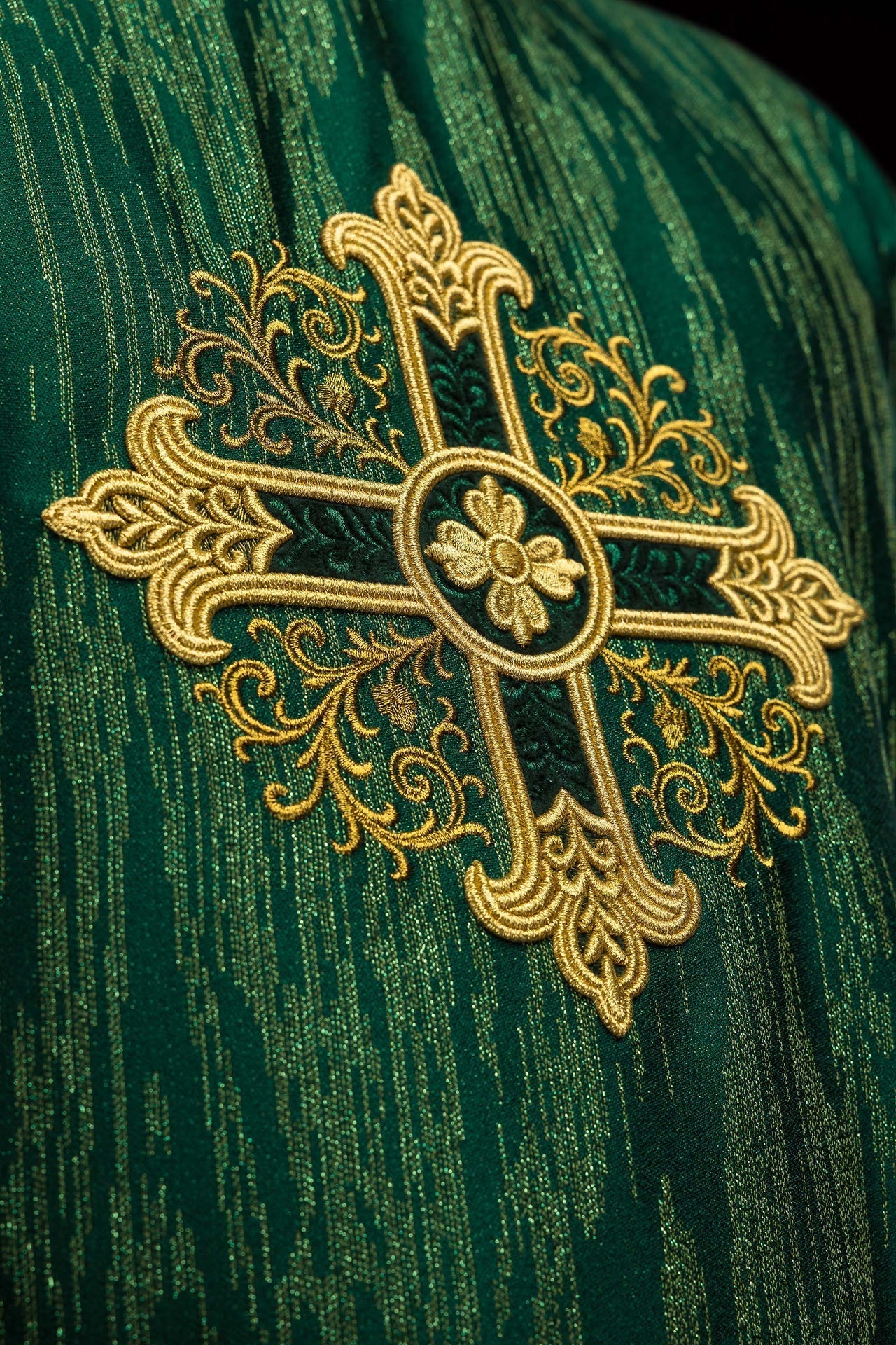 Casulla verde con motivo de cruz bordada en tejido decorativo