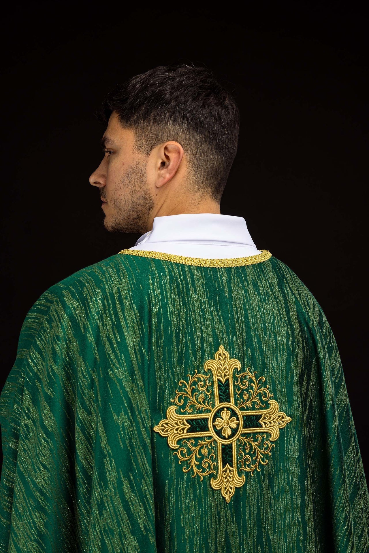 Casulla verde con motivo de cruz bordada en tejido decorativo