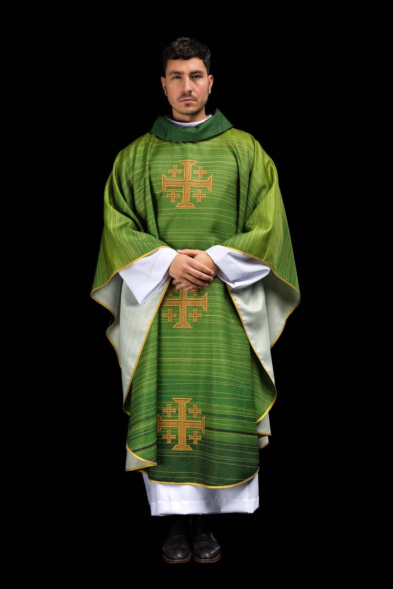 Casulla estampada con la Cruz de Jerusalén en color verde