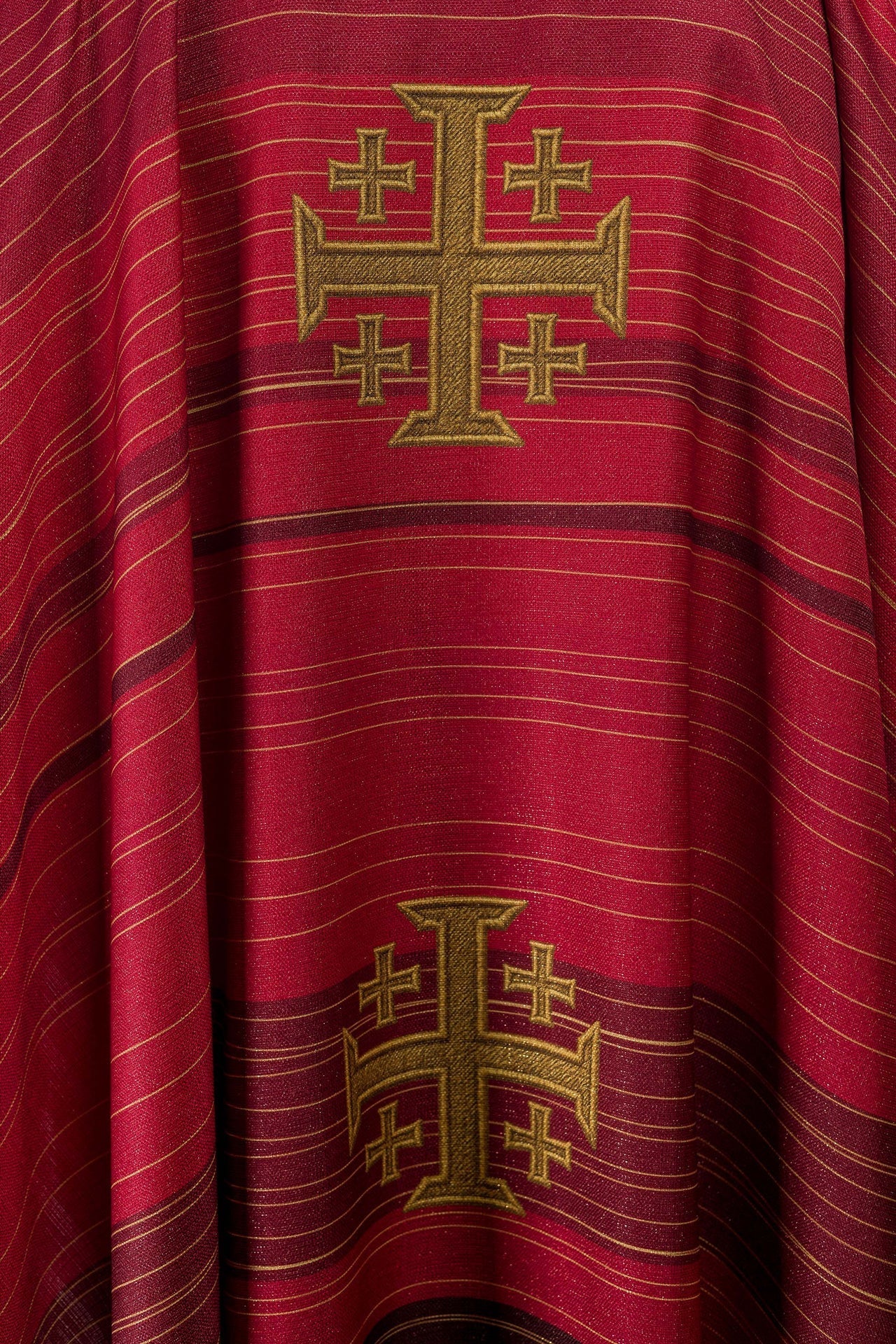 Casulla estampada con la Cruz de Jerusalén – roja