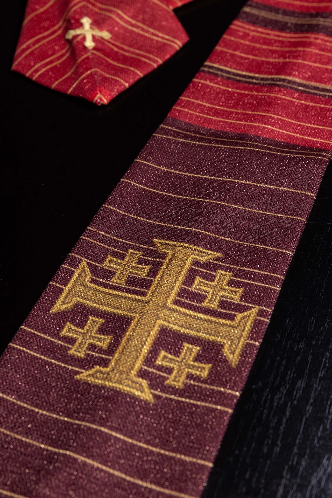 Casulla estampada con la Cruz de Jerusalén – roja