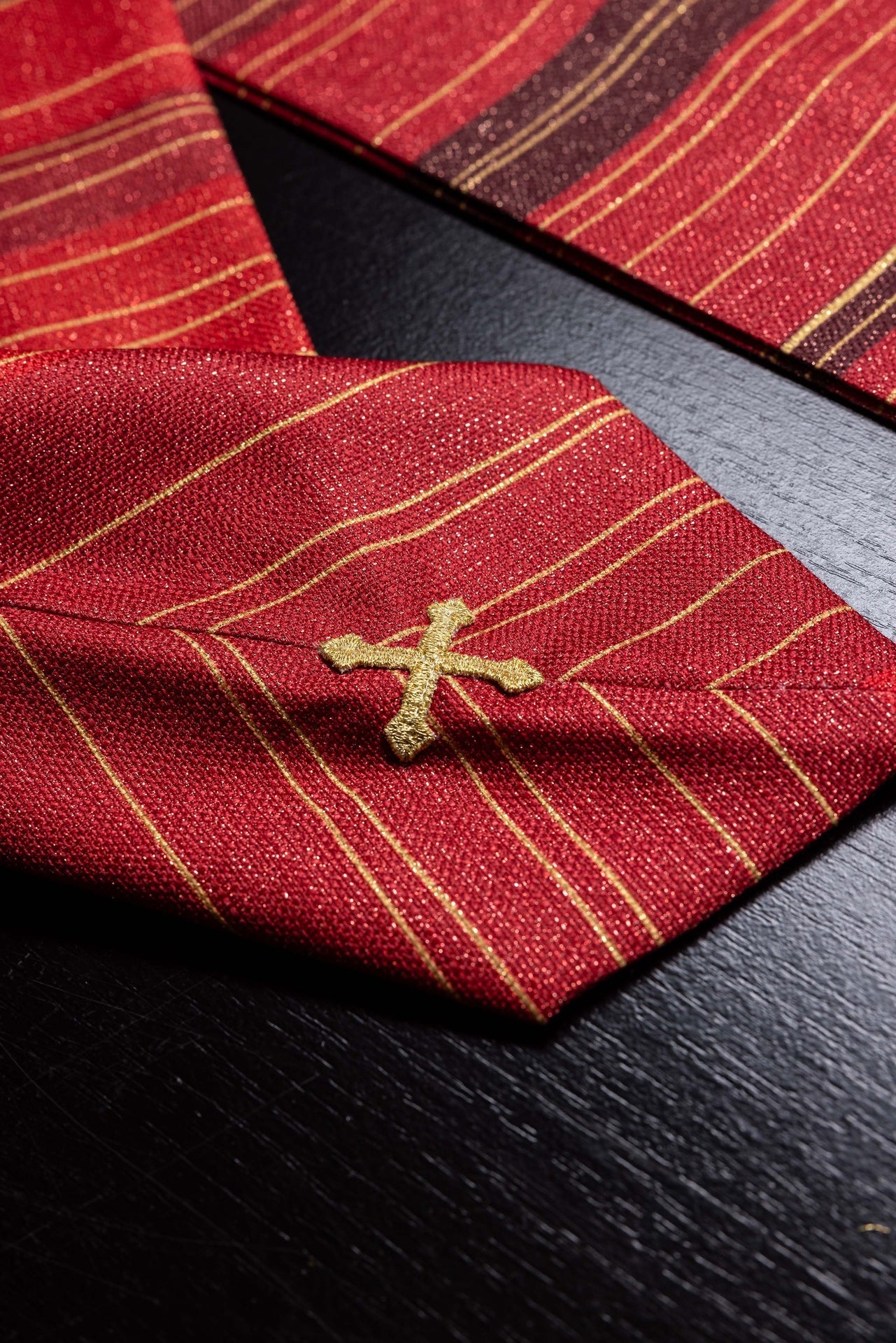 Casulla estampada con la Cruz de Jerusalén – roja